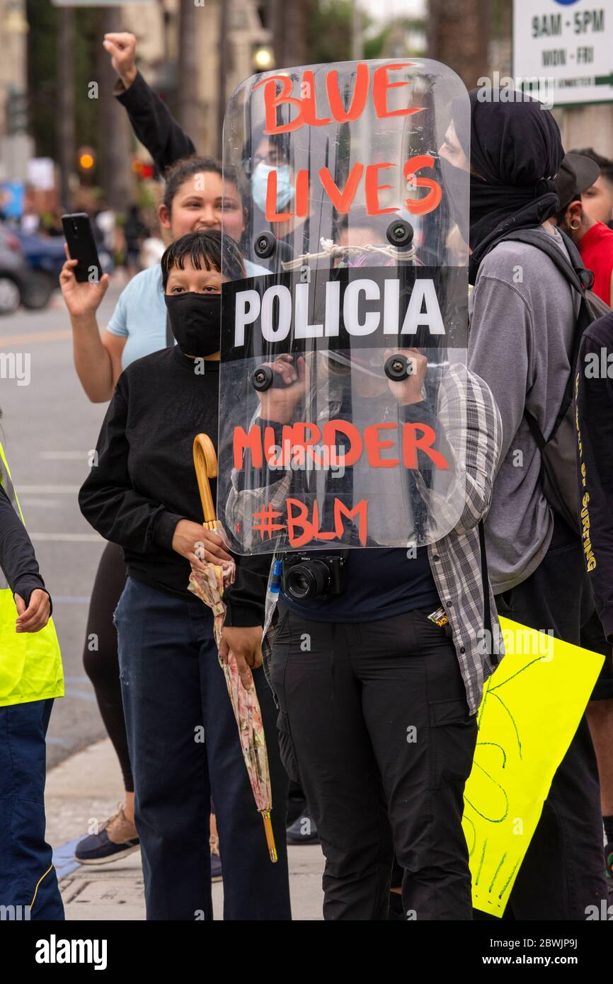 Una manifestazione Black Lives Matter Inland Empire nella città di Riverside, California, USA in protesta della morte di George Floyd un uomo nero di 46 anni, ucciso dalla polizia di Minneapolis il 25 maggio durante l'arresto. Morì dopo che un poliziotto applicò il ginocchio al collo del signor Lloyds per più di nove minuti, mentre il sospetto era a terra e maneggiato. La morte di MR. Floyds ha scatenato massicce proteste in tutti gli Stati Uniti, anche qui a Riverside. Foto Stock