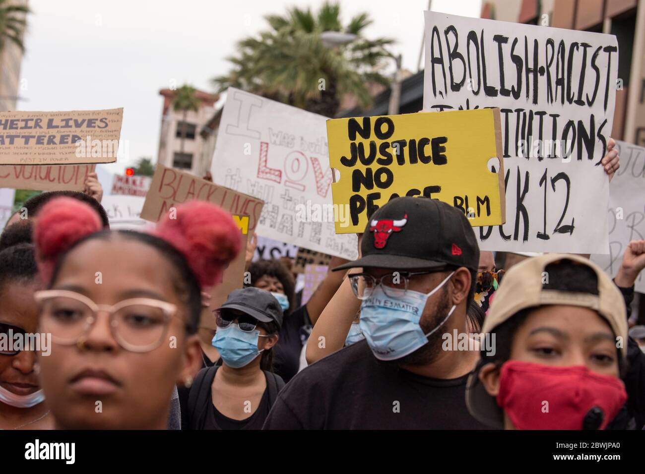 Una manifestazione Black Lives Matter Inland Empire nella città di Riverside, California, USA in protesta della morte di George Floyd un uomo nero di 46 anni, ucciso dalla polizia di Minneapolis il 25 maggio durante l'arresto. Morì dopo che un poliziotto applicò il ginocchio al collo del signor Lloyds per più di nove minuti, mentre il sospetto era a terra e maneggiato. La morte di MR. Floyds ha scatenato massicce proteste in tutti gli Stati Uniti, anche qui a Riverside. Foto Stock