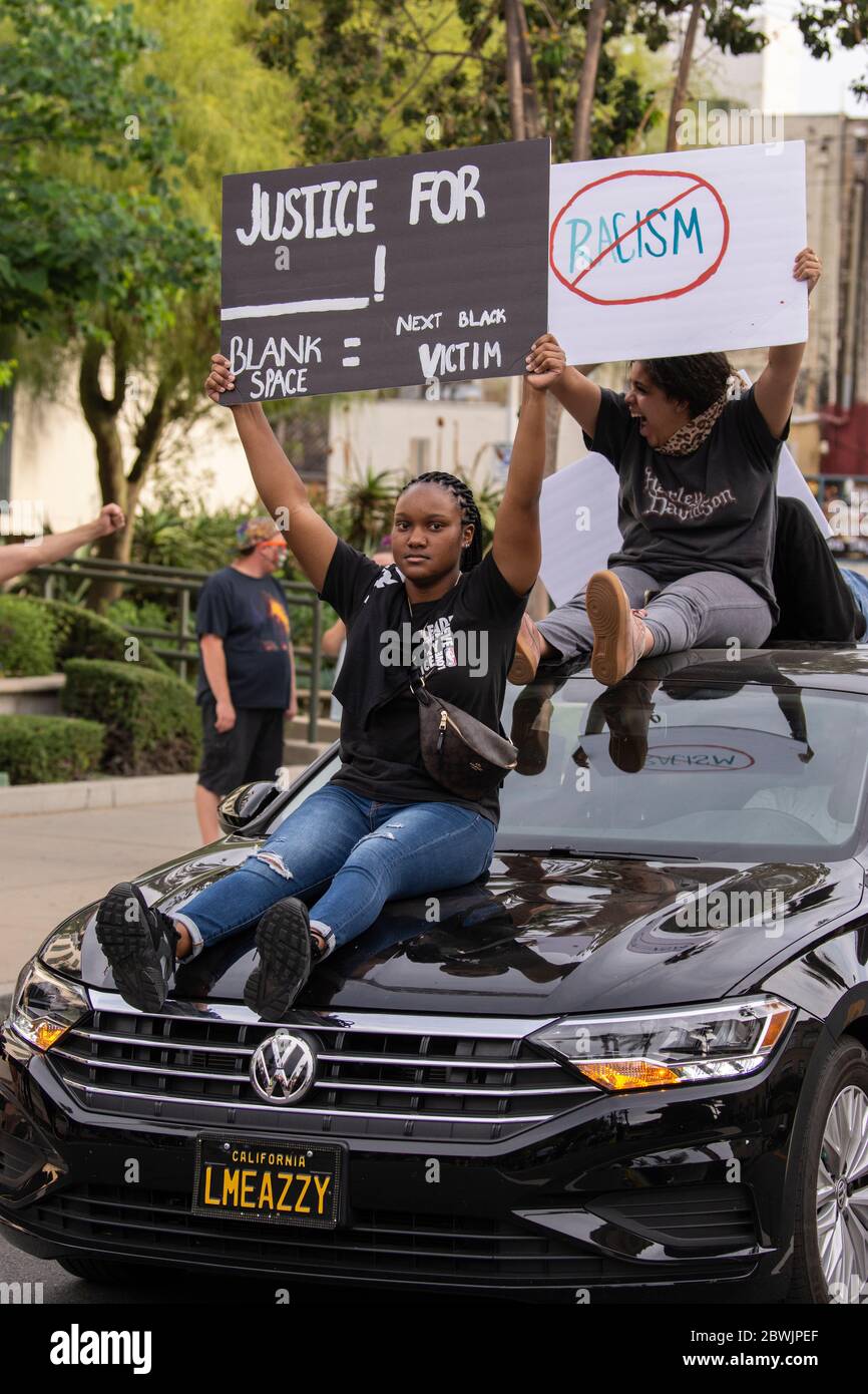 Una manifestazione Black Lives Matter Inland Empire nella città di Riverside, California, USA in protesta della morte di George Floyd un uomo nero di 46 anni, ucciso dalla polizia di Minneapolis il 25 maggio durante l'arresto. Morì dopo che un poliziotto applicò il ginocchio al collo del signor Lloyds per più di nove minuti, mentre il sospetto era a terra e maneggiato. La morte di MR. Floyds ha scatenato massicce proteste in tutti gli Stati Uniti, anche qui a Riverside. Foto Stock