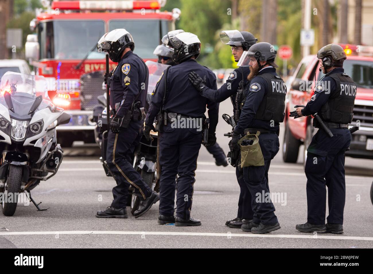 Una manifestazione Black Lives Matter Inland Empire nella città di Riverside, California, USA in protesta della morte di George Floyd un uomo nero di 46 anni, ucciso dalla polizia di Minneapolis il 25 maggio durante l'arresto. Morì dopo che un poliziotto applicò il ginocchio al collo del signor Lloyds per più di nove minuti, mentre il sospetto era a terra e maneggiato. La morte di MR. Floyds ha scatenato massicce proteste in tutti gli Stati Uniti, anche qui a Riverside. Foto Stock