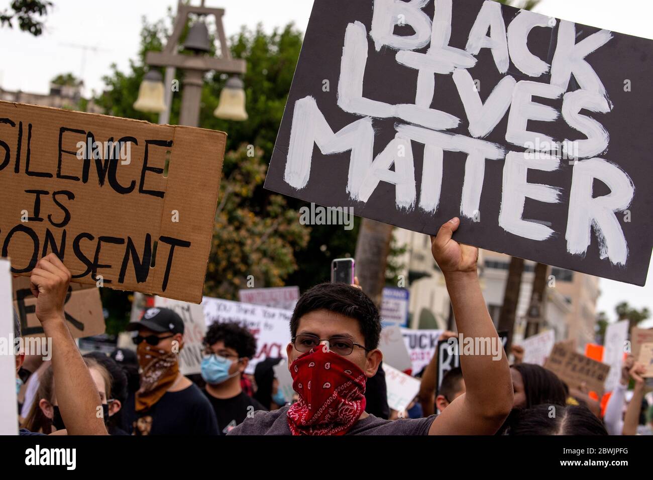 Una manifestazione Black Lives Matter Inland Empire nella città di Riverside, California, USA in protesta della morte di George Floyd un uomo nero di 46 anni, ucciso dalla polizia di Minneapolis il 25 maggio durante l'arresto. Morì dopo che un poliziotto applicò il ginocchio al collo del signor Lloyds per più di nove minuti, mentre il sospetto era a terra e maneggiato. La morte di MR. Floyds ha scatenato massicce proteste in tutti gli Stati Uniti, anche qui a Riverside. Foto Stock