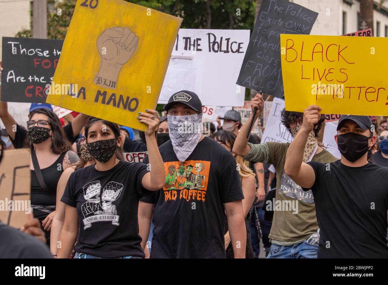 Una manifestazione Black Lives Matter Inland Empire nella città di Riverside, California, USA in protesta della morte di George Floyd un uomo nero di 46 anni, ucciso dalla polizia di Minneapolis il 25 maggio durante l'arresto. Morì dopo che un poliziotto applicò il ginocchio al collo del signor Lloyds per più di nove minuti, mentre il sospetto era a terra e maneggiato. La morte di MR. Floyds ha scatenato massicce proteste in tutti gli Stati Uniti, anche qui a Riverside. Foto Stock