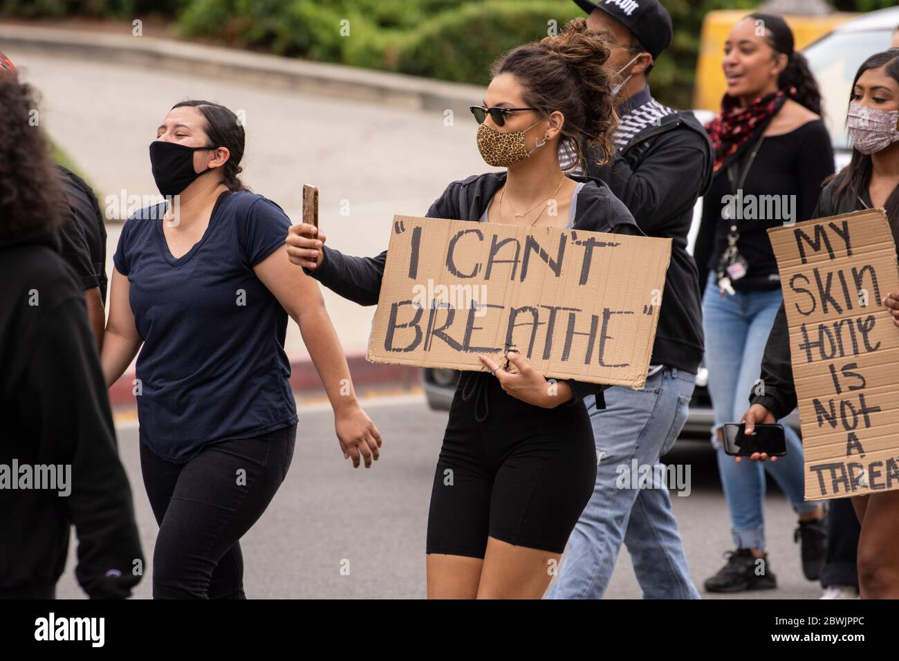 Una manifestazione Black Lives Matter Inland Empire nella città di Riverside, California, USA in protesta della morte di George Floyd un uomo nero di 46 anni, ucciso dalla polizia di Minneapolis il 25 maggio durante l'arresto. Morì dopo che un poliziotto applicò il ginocchio al collo del signor Lloyds per più di nove minuti, mentre il sospetto era a terra e maneggiato. La morte di MR. Floyds ha scatenato massicce proteste in tutti gli Stati Uniti, anche qui a Riverside. Foto Stock