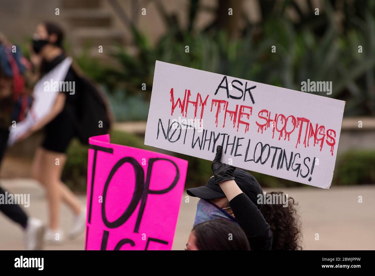 Una manifestazione Black Lives Matter Inland Empire nella città di Riverside, California, USA in protesta della morte di George Floyd un uomo nero di 46 anni, ucciso dalla polizia di Minneapolis il 25 maggio durante l'arresto. Morì dopo che un poliziotto applicò il ginocchio al collo del signor Lloyds per più di nove minuti, mentre il sospetto era a terra e maneggiato. La morte di MR. Floyds ha scatenato massicce proteste in tutti gli Stati Uniti, anche qui a Riverside. Foto Stock