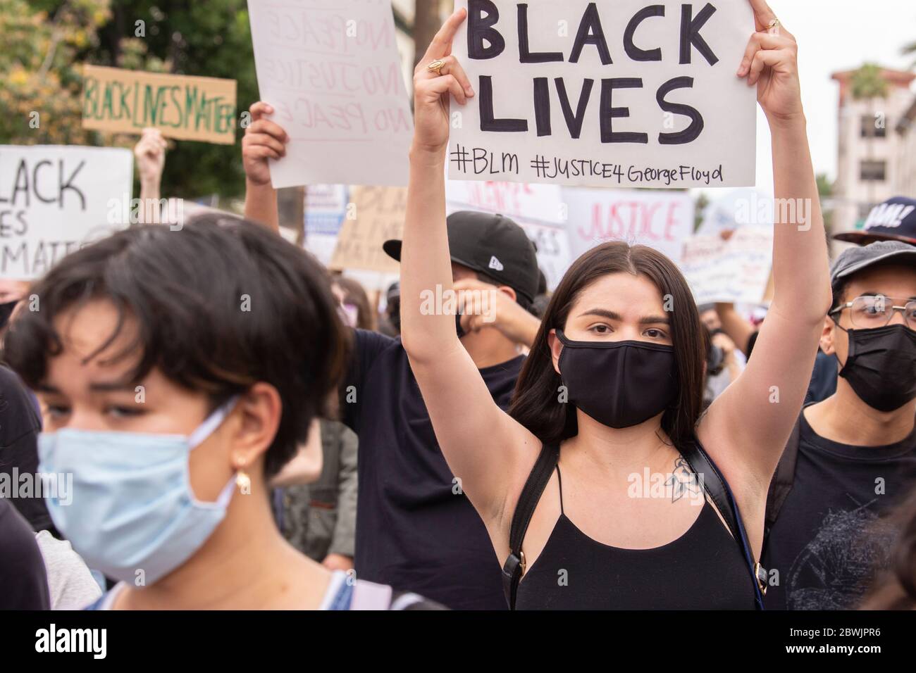 Una manifestazione Black Lives Matter Inland Empire nella città di Riverside, California, USA in protesta della morte di George Floyd un uomo nero di 46 anni, ucciso dalla polizia di Minneapolis il 25 maggio durante l'arresto. Morì dopo che un poliziotto applicò il ginocchio al collo del signor Lloyds per più di nove minuti, mentre il sospetto era a terra e maneggiato. La morte di MR. Floyds ha scatenato massicce proteste in tutti gli Stati Uniti, anche qui a Riverside. Foto Stock