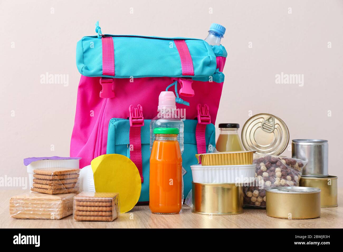 Borsa con diversi prodotti sul tavolo. Concetto di programma alimentare zaino Foto Stock