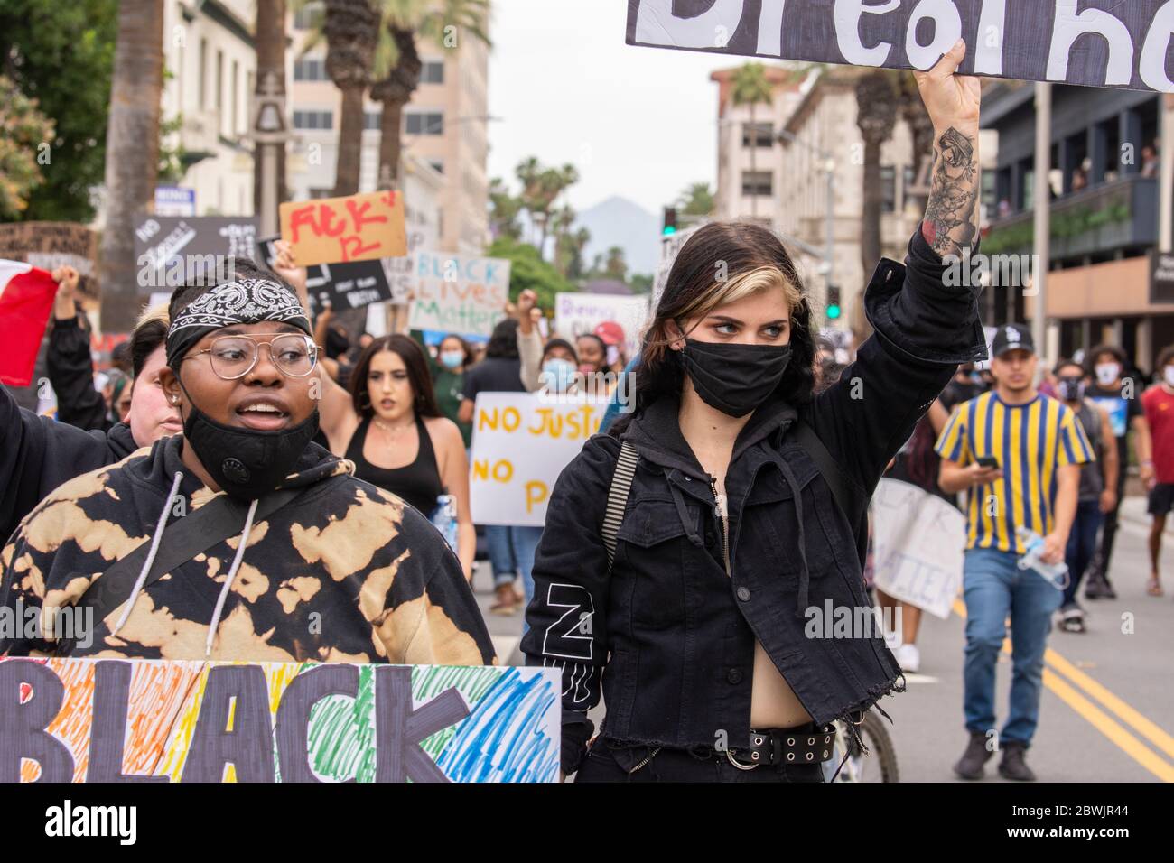 Una manifestazione Black Lives Matter Inland Empire nella città di Riverside, California, USA in protesta della morte di George Floyd un uomo nero di 46 anni, ucciso dalla polizia di Minneapolis il 25 maggio durante l'arresto. Morì dopo che un poliziotto applicò il ginocchio al collo del signor Lloyds per più di nove minuti, mentre il sospetto era a terra e maneggiato. La morte di MR. Floyds ha scatenato massicce proteste in tutti gli Stati Uniti, anche qui a Riverside. Foto Stock