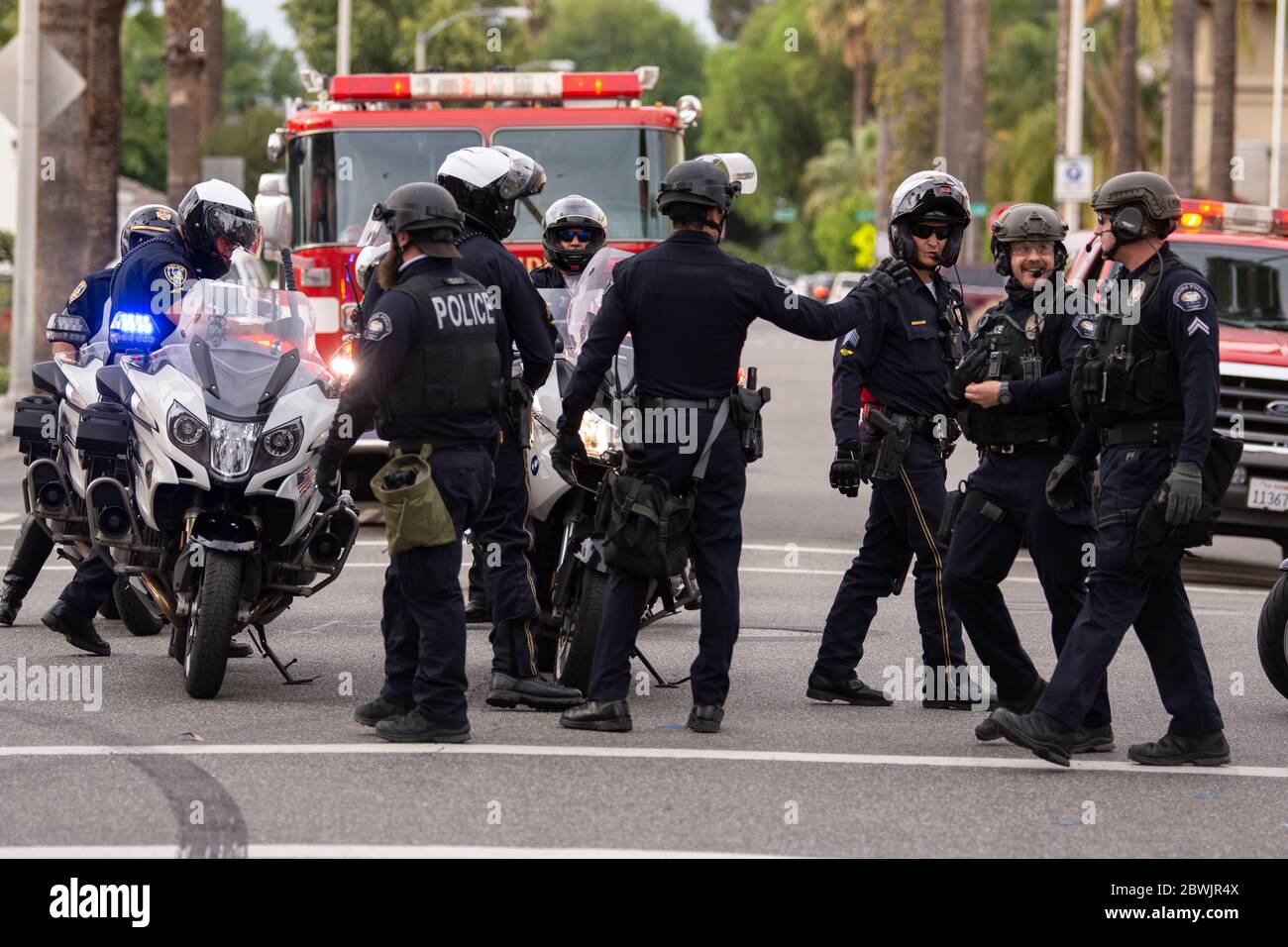 Una manifestazione Black Lives Matter Inland Empire nella città di Riverside, California, USA in protesta della morte di George Floyd un uomo nero di 46 anni, ucciso dalla polizia di Minneapolis il 25 maggio durante l'arresto. Morì dopo che un poliziotto applicò il ginocchio al collo del signor Lloyds per più di nove minuti, mentre il sospetto era a terra e maneggiato. La morte di MR. Floyds ha scatenato massicce proteste in tutti gli Stati Uniti, anche qui a Riverside. Foto Stock