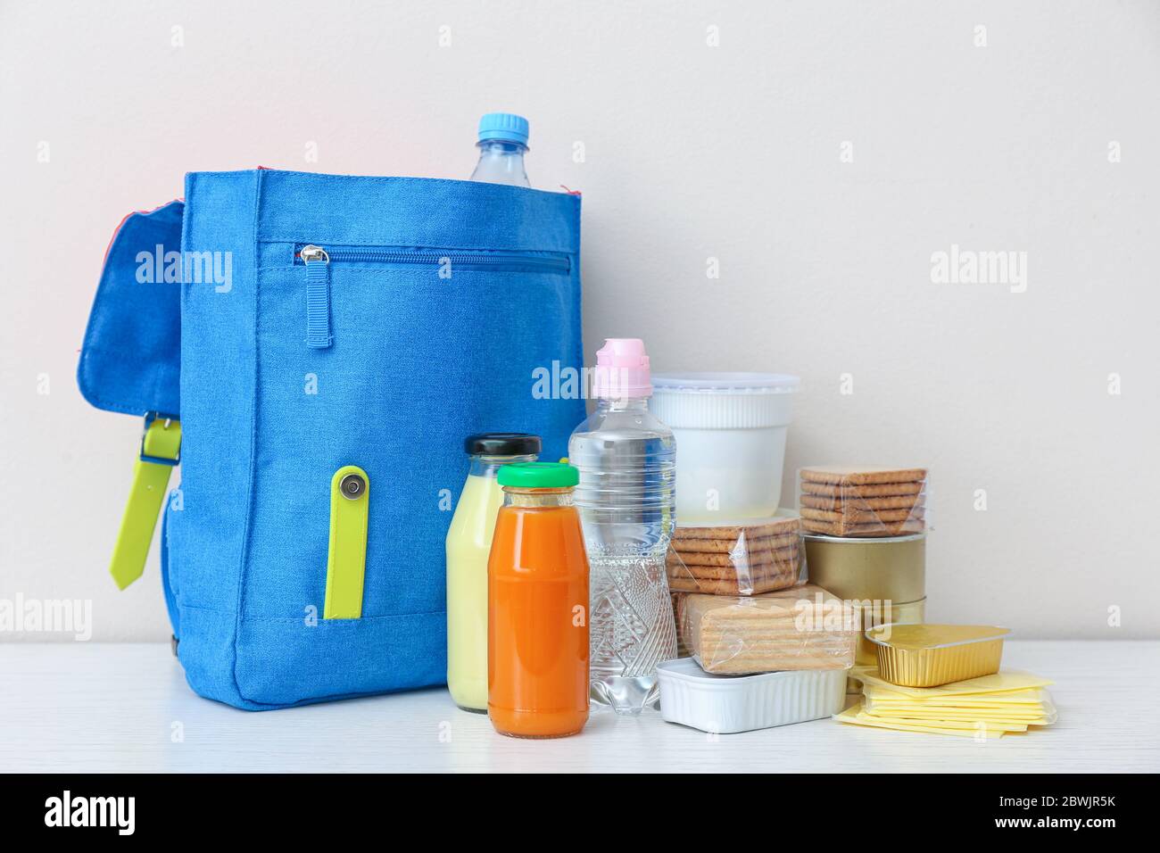 Borsa con diversi prodotti sul tavolo. Concetto di programma alimentare zaino Foto Stock