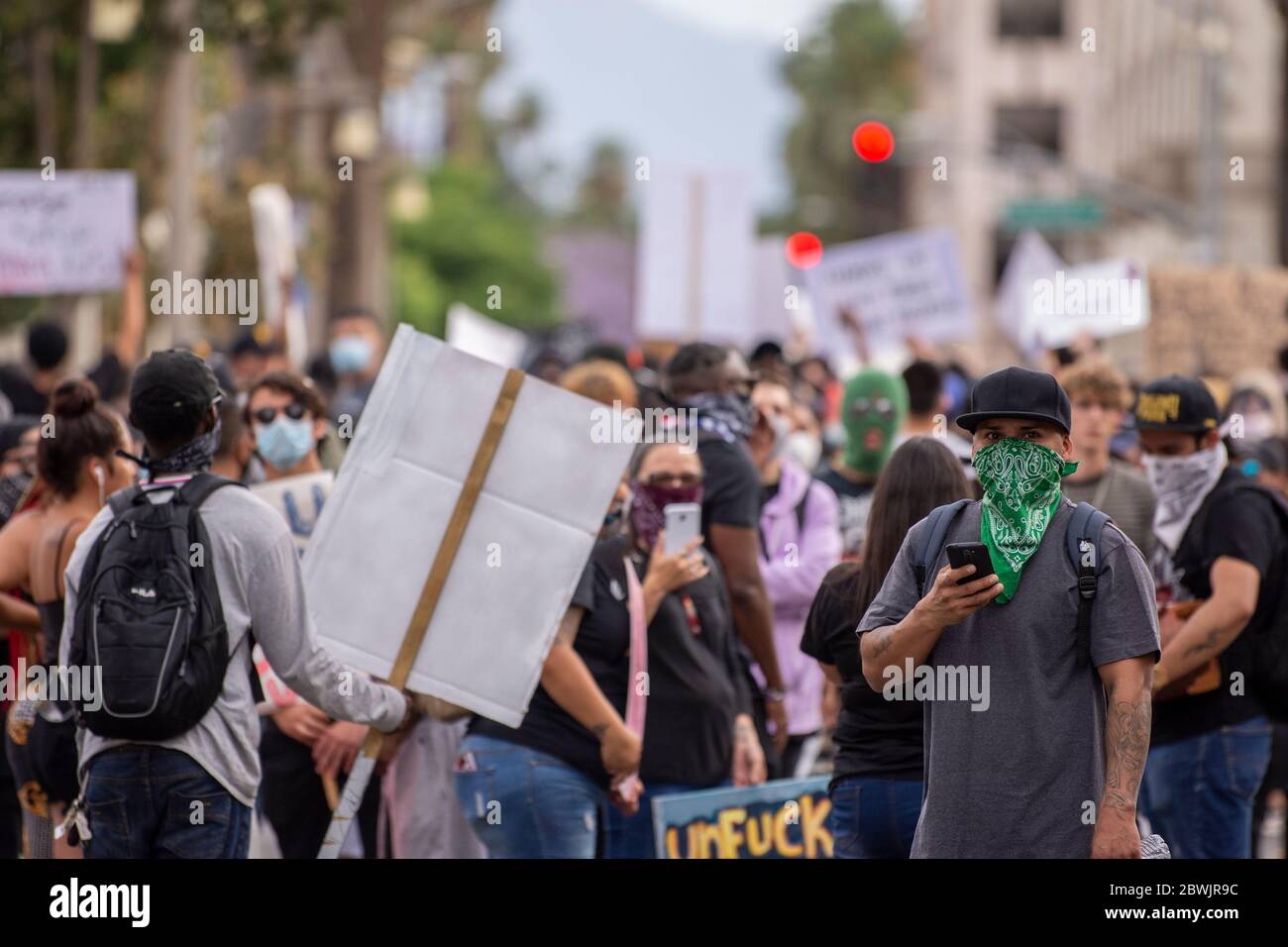 Una manifestazione Black Lives Matter Inland Empire nella città di Riverside, California, USA in protesta della morte di George Floyd un uomo nero di 46 anni, ucciso dalla polizia di Minneapolis il 25 maggio durante l'arresto. Morì dopo che un poliziotto applicò il ginocchio al collo del signor Lloyds per più di nove minuti, mentre il sospetto era a terra e maneggiato. La morte di MR. Floyds ha scatenato massicce proteste in tutti gli Stati Uniti, anche qui a Riverside. Foto Stock