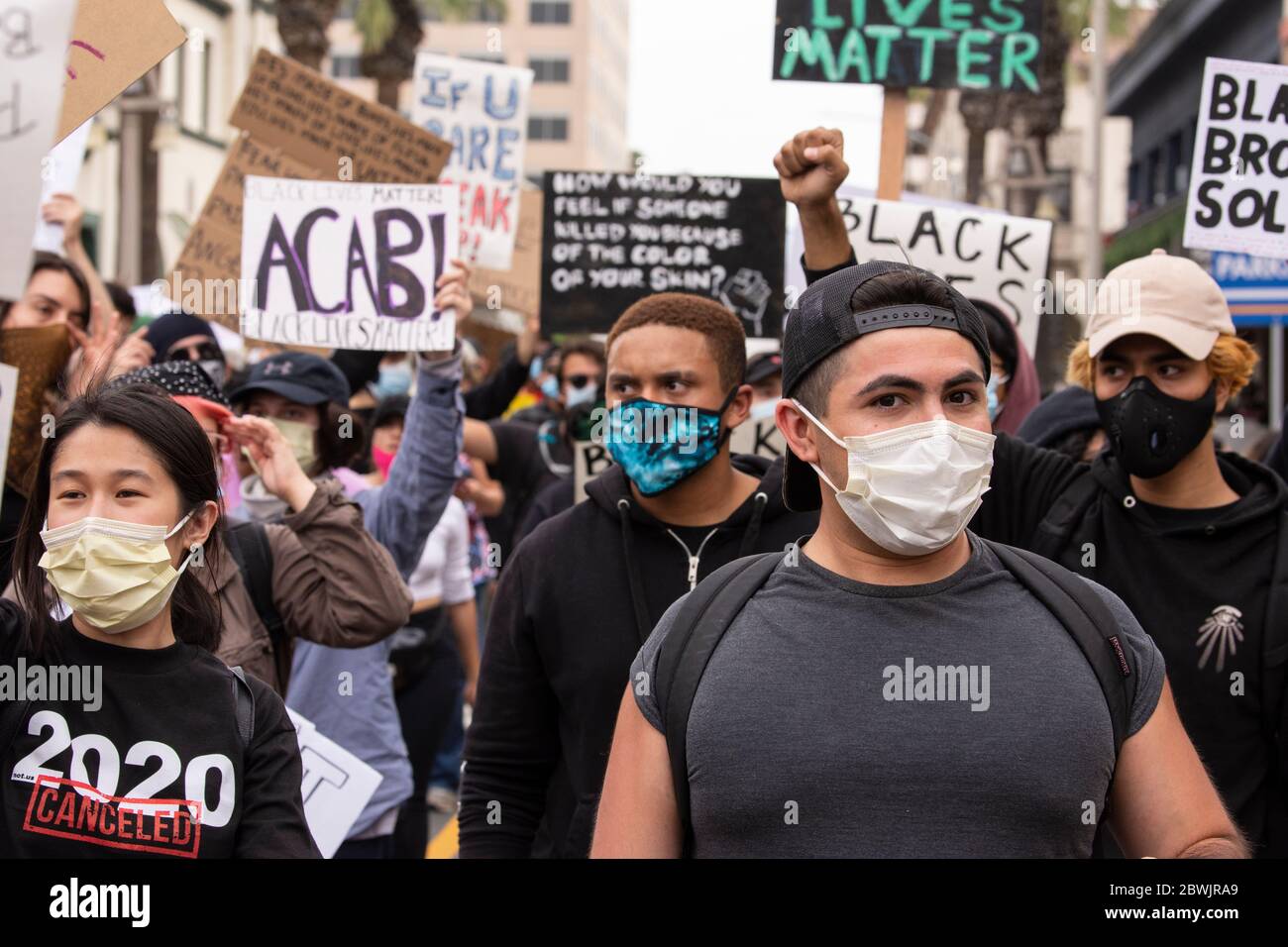 Una manifestazione Black Lives Matter Inland Empire nella città di Riverside, California, USA in protesta della morte di George Floyd un uomo nero di 46 anni, ucciso dalla polizia di Minneapolis il 25 maggio durante l'arresto. Morì dopo che un poliziotto applicò il ginocchio al collo del signor Lloyds per più di nove minuti, mentre il sospetto era a terra e maneggiato. La morte di MR. Floyds ha scatenato massicce proteste in tutti gli Stati Uniti, anche qui a Riverside. Foto Stock