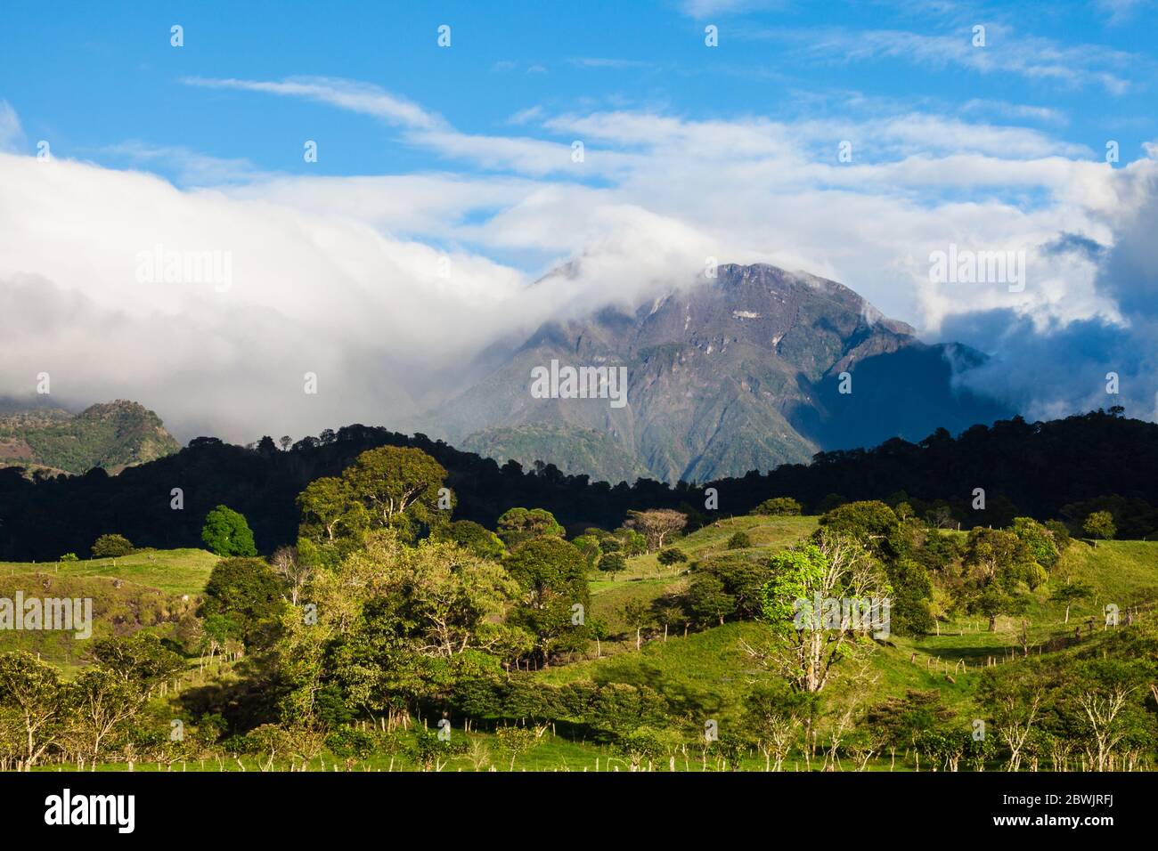 Panama paesaggio in serata luce del sole su Volcan Baru, 3475 m, visto da appena fuori la città di Volcan, provincia di Chiriqui, Repubblica di Panama. Foto Stock