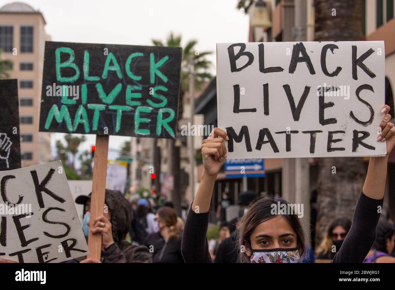 Una manifestazione Black Lives Matter Inland Empire nella città di Riverside, California, USA in protesta della morte di George Floyd un uomo nero di 46 anni, ucciso dalla polizia di Minneapolis il 25 maggio durante l'arresto. Morì dopo che un poliziotto applicò il ginocchio al collo del signor Lloyds per più di nove minuti, mentre il sospetto era a terra e maneggiato. La morte di MR. Floyds ha scatenato massicce proteste in tutti gli Stati Uniti, anche qui a Riverside. Foto Stock