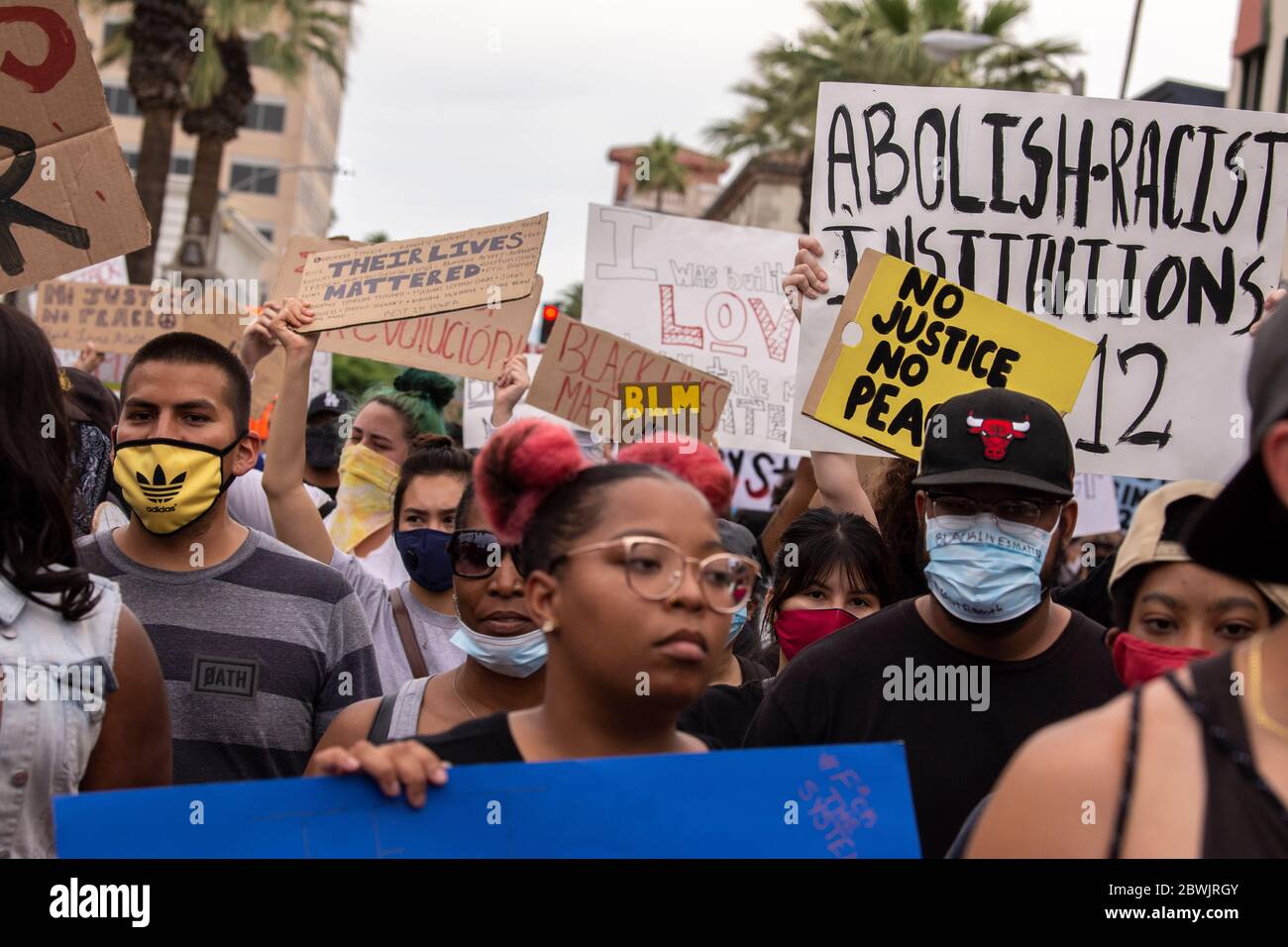 Una manifestazione Black Lives Matter Inland Empire nella città di Riverside, California, USA in protesta della morte di George Floyd un uomo nero di 46 anni, ucciso dalla polizia di Minneapolis il 25 maggio durante l'arresto. Morì dopo che un poliziotto applicò il ginocchio al collo del signor Lloyds per più di nove minuti, mentre il sospetto era a terra e maneggiato. La morte di MR. Floyds ha scatenato massicce proteste in tutti gli Stati Uniti, anche qui a Riverside. Foto Stock