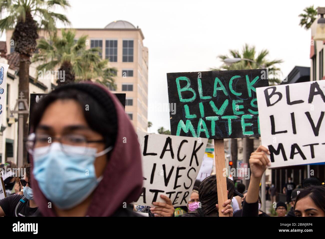 Una manifestazione Black Lives Matter Inland Empire nella città di Riverside, California, USA in protesta della morte di George Floyd un uomo nero di 46 anni, ucciso dalla polizia di Minneapolis il 25 maggio durante l'arresto. Morì dopo che un poliziotto applicò il ginocchio al collo del signor Lloyds per più di nove minuti, mentre il sospetto era a terra e maneggiato. La morte di MR. Floyds ha scatenato massicce proteste in tutti gli Stati Uniti, anche qui a Riverside. Foto Stock