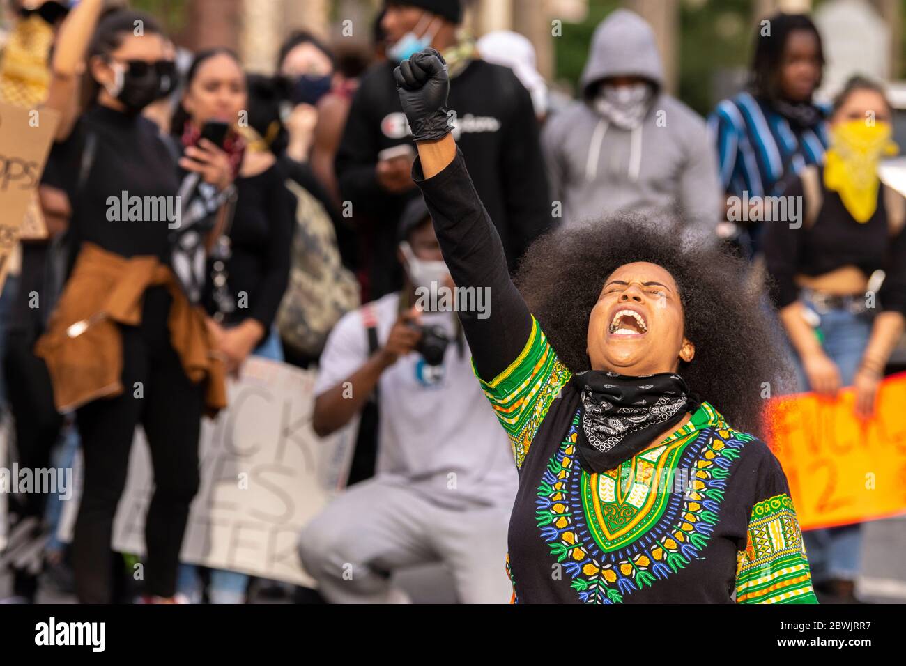Una manifestazione Black Lives Matter Inland Empire nella città di Riverside, California, USA in protesta della morte di George Floyd un uomo nero di 46 anni, ucciso dalla polizia di Minneapolis il 25 maggio durante l'arresto. Morì dopo che un poliziotto applicò il ginocchio al collo del signor Lloyds per più di nove minuti, mentre il sospetto era a terra e maneggiato. La morte di MR. Floyds ha scatenato massicce proteste in tutti gli Stati Uniti, anche qui a Riverside. Foto Stock