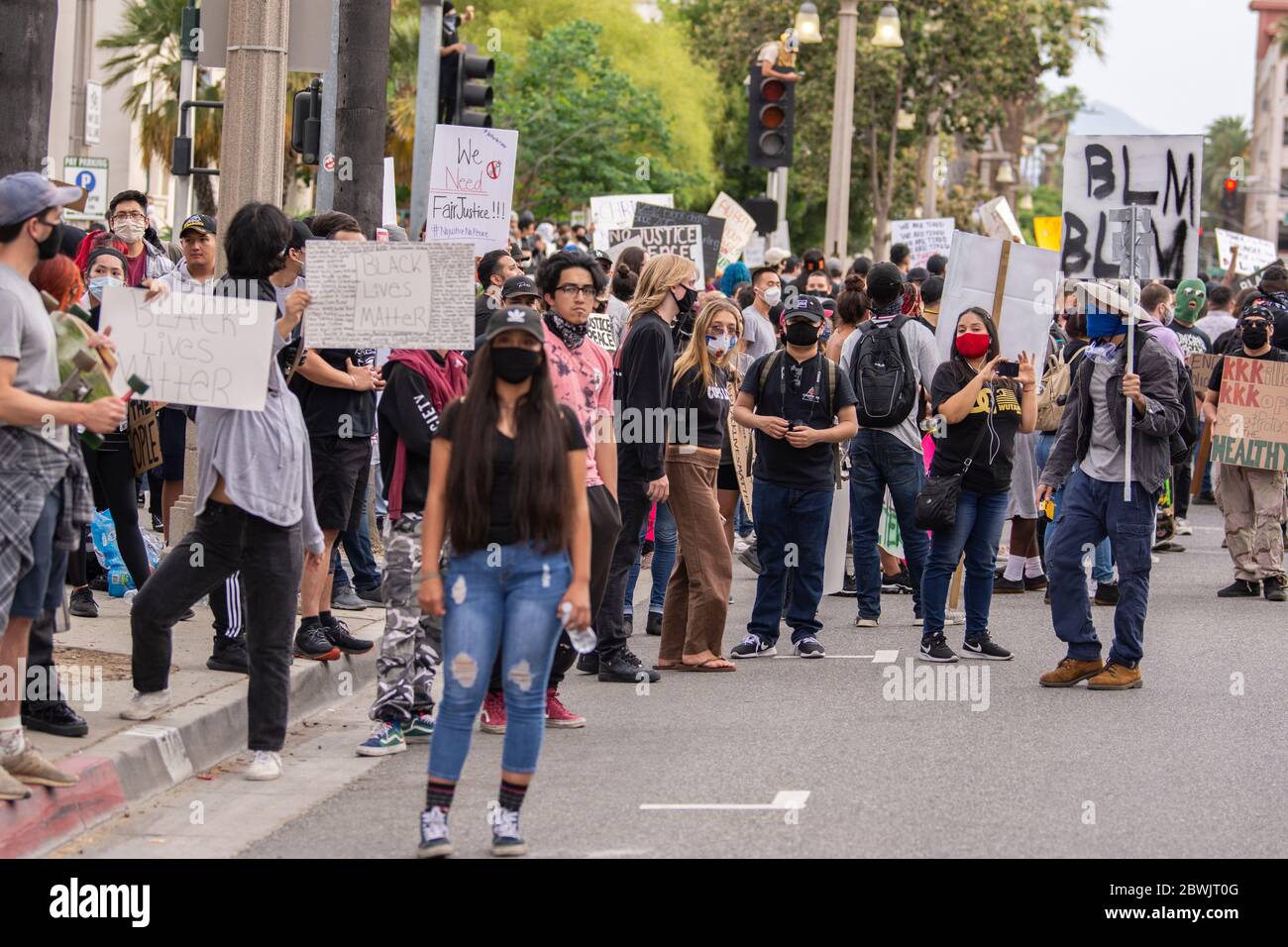 Una manifestazione Black Lives Matter Inland Empire nella città di Riverside, California, USA in protesta della morte di George Floyd un uomo nero di 46 anni, ucciso dalla polizia di Minneapolis il 25 maggio durante l'arresto. Morì dopo che un poliziotto applicò il ginocchio al collo del signor Lloyds per più di nove minuti, mentre il sospetto era a terra e maneggiato. La morte di MR. Floyds ha scatenato massicce proteste in tutti gli Stati Uniti, anche qui a Riverside. Foto Stock