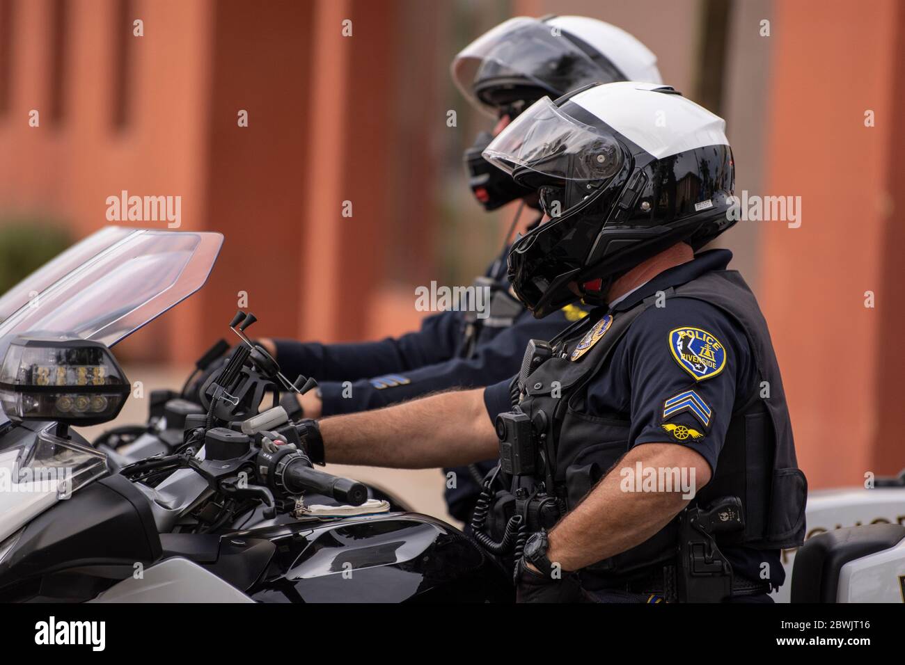 Una manifestazione Black Lives Matter Inland Empire nella città di Riverside, California, USA in protesta della morte di George Floyd un uomo nero di 46 anni, ucciso dalla polizia di Minneapolis il 25 maggio durante l'arresto. Morì dopo che un poliziotto applicò il ginocchio al collo del signor Lloyds per più di nove minuti, mentre il sospetto era a terra e maneggiato. La morte di MR. Floyds ha scatenato massicce proteste in tutti gli Stati Uniti, anche qui a Riverside. Foto Stock