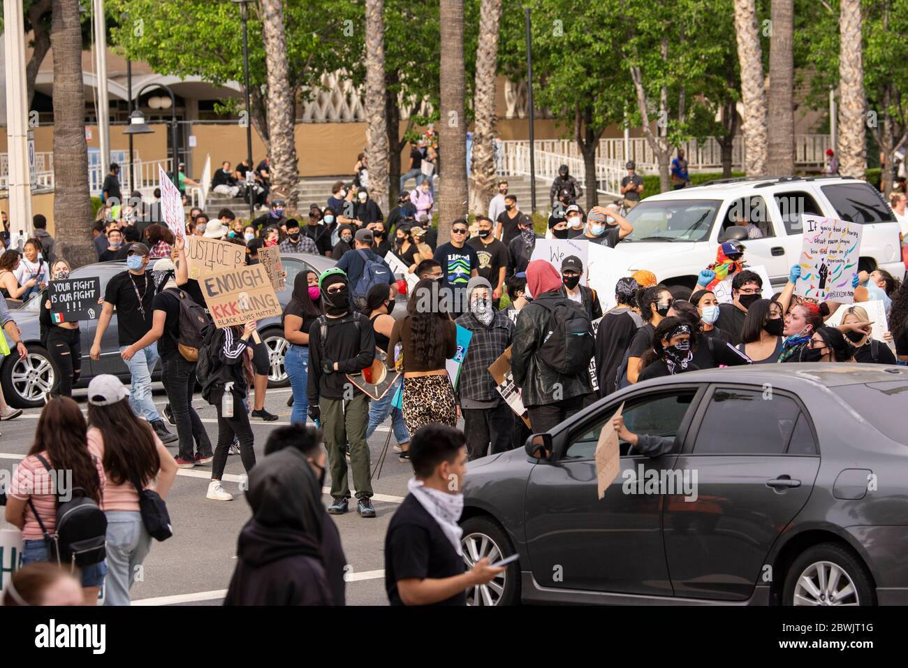 Una manifestazione Black Lives Matter Inland Empire nella città di Riverside, California, USA in protesta della morte di George Floyd un uomo nero di 46 anni, ucciso dalla polizia di Minneapolis il 25 maggio durante l'arresto. Morì dopo che un poliziotto applicò il ginocchio al collo del signor Lloyds per più di nove minuti, mentre il sospetto era a terra e maneggiato. La morte di MR. Floyds ha scatenato massicce proteste in tutti gli Stati Uniti, anche qui a Riverside. Foto Stock