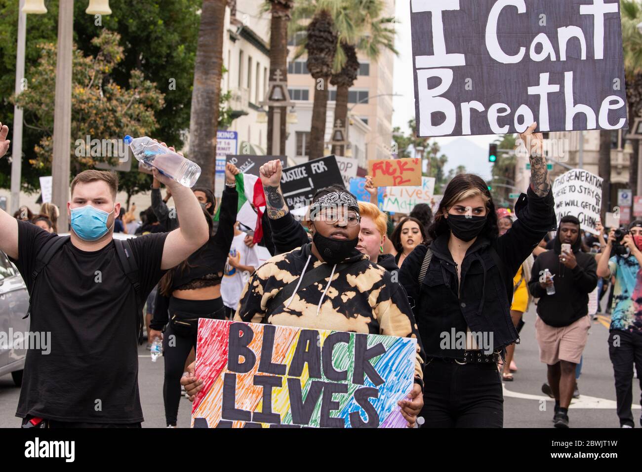 Una manifestazione Black Lives Matter Inland Empire nella città di Riverside, California, USA in protesta della morte di George Floyd un uomo nero di 46 anni, ucciso dalla polizia di Minneapolis il 25 maggio durante l'arresto. Morì dopo che un poliziotto applicò il ginocchio al collo del signor Lloyds per più di nove minuti, mentre il sospetto era a terra e maneggiato. La morte di MR. Floyds ha scatenato massicce proteste in tutti gli Stati Uniti, anche qui a Riverside. Foto Stock