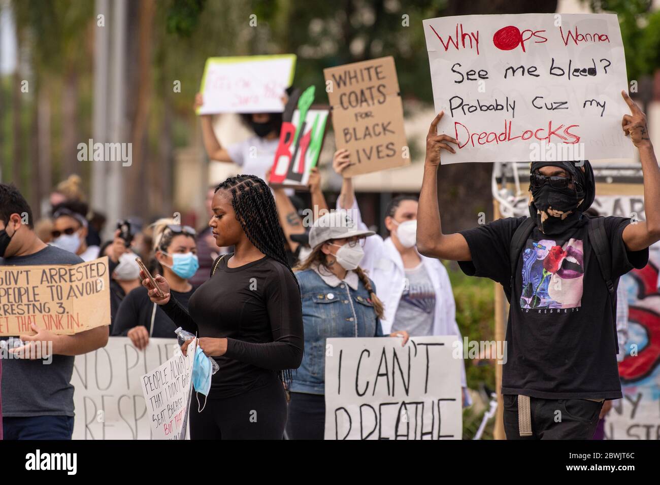 Una manifestazione Black Lives Matter Inland Empire nella città di Riverside, California, USA in protesta della morte di George Floyd un uomo nero di 46 anni, ucciso dalla polizia di Minneapolis il 25 maggio durante l'arresto. Morì dopo che un poliziotto applicò il ginocchio al collo del signor Lloyds per più di nove minuti, mentre il sospetto era a terra e maneggiato. La morte di MR. Floyds ha scatenato massicce proteste in tutti gli Stati Uniti, anche qui a Riverside. Foto Stock