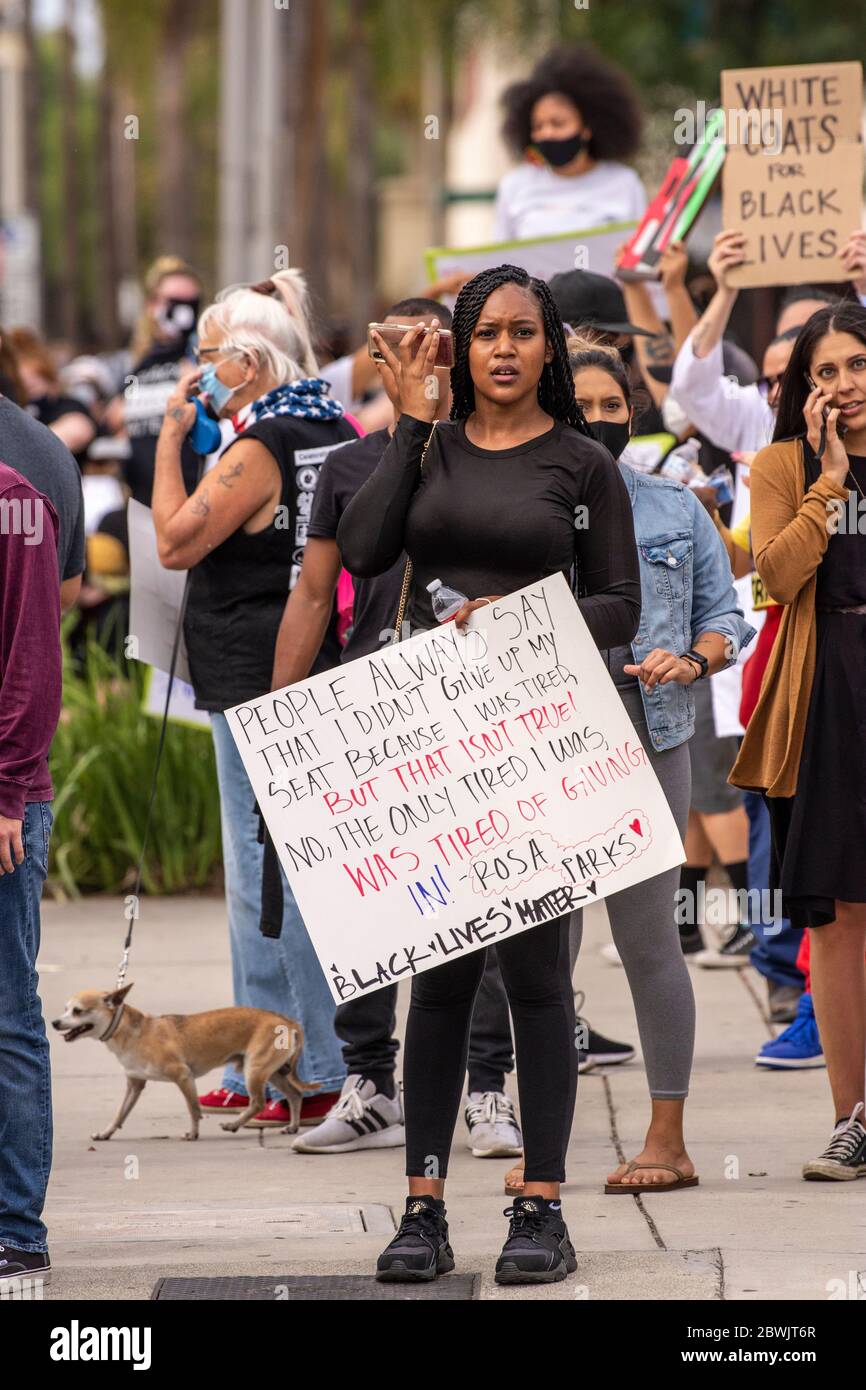 Una manifestazione Black Lives Matter Inland Empire nella città di Riverside, California, USA in protesta della morte di George Floyd un uomo nero di 46 anni, ucciso dalla polizia di Minneapolis il 25 maggio durante l'arresto. Morì dopo che un poliziotto applicò il ginocchio al collo del signor Lloyds per più di nove minuti, mentre il sospetto era a terra e maneggiato. La morte di MR. Floyds ha scatenato massicce proteste in tutti gli Stati Uniti, anche qui a Riverside. Foto Stock
