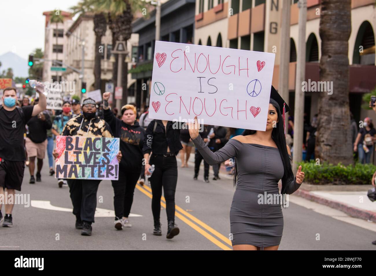 Una manifestazione Black Lives Matter Inland Empire nella città di Riverside, California, USA in protesta della morte di George Floyd un uomo nero di 46 anni, ucciso dalla polizia di Minneapolis il 25 maggio durante l'arresto. Morì dopo che un poliziotto applicò il ginocchio al collo del signor Lloyds per più di nove minuti, mentre il sospetto era a terra e maneggiato. La morte di MR. Floyds ha scatenato massicce proteste in tutti gli Stati Uniti, anche qui a Riverside. Foto Stock