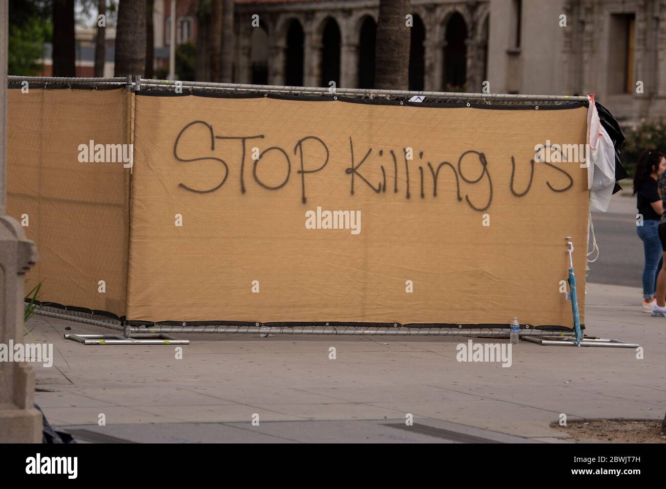 Una manifestazione Black Lives Matter Inland Empire nella città di Riverside, California, USA in protesta della morte di George Floyd un uomo nero di 46 anni, ucciso dalla polizia di Minneapolis il 25 maggio durante l'arresto. Morì dopo che un poliziotto applicò il ginocchio al collo del signor Lloyds per più di nove minuti, mentre il sospetto era a terra e maneggiato. La morte di MR. Floyds ha scatenato massicce proteste in tutti gli Stati Uniti, anche qui a Riverside. Foto Stock