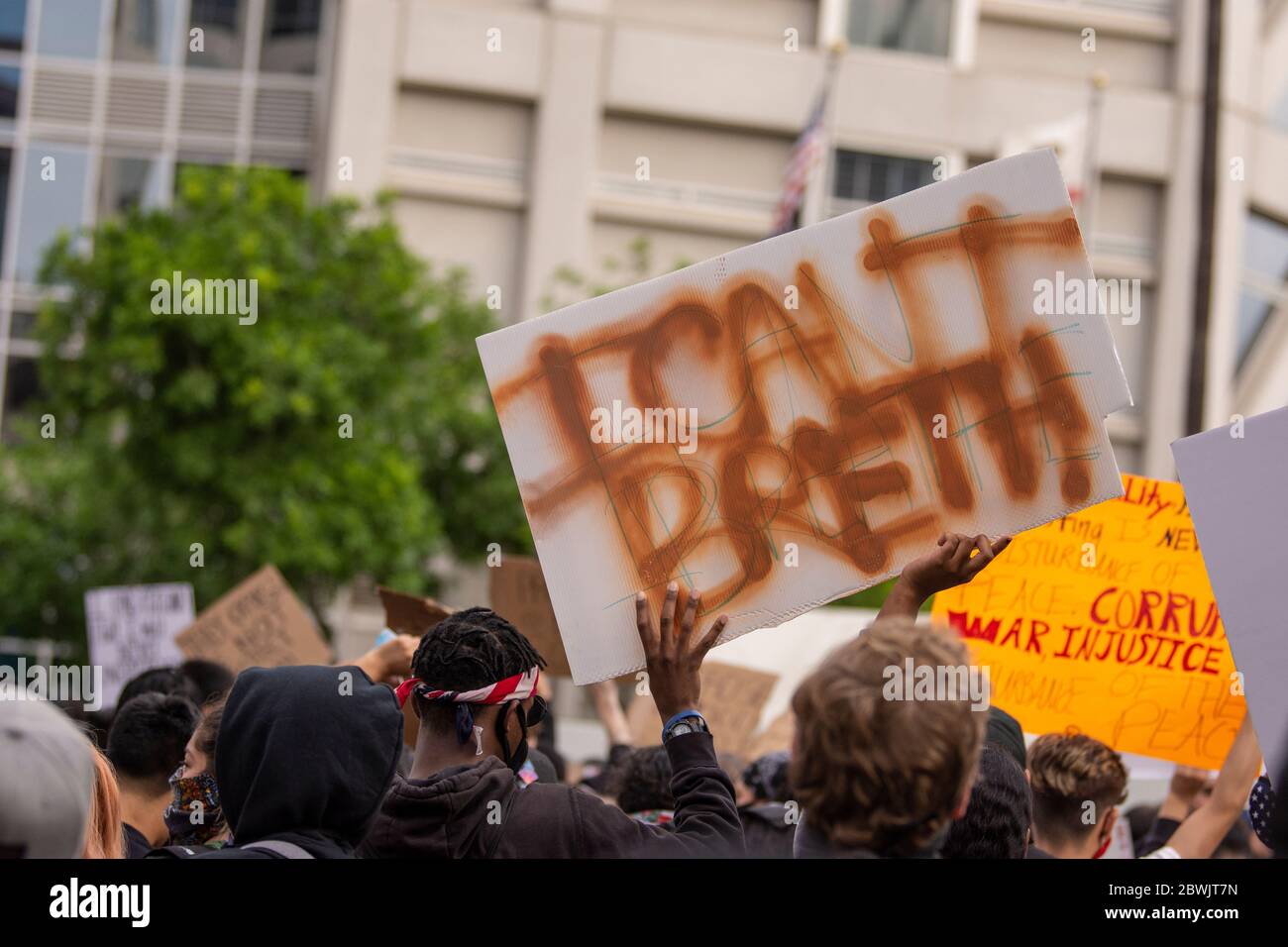 Una manifestazione Black Lives Matter Inland Empire nella città di Riverside, California, USA in protesta della morte di George Floyd un uomo nero di 46 anni, ucciso dalla polizia di Minneapolis il 25 maggio durante l'arresto. Morì dopo che un poliziotto applicò il ginocchio al collo del signor Lloyds per più di nove minuti, mentre il sospetto era a terra e maneggiato. La morte di MR. Floyds ha scatenato massicce proteste in tutti gli Stati Uniti, anche qui a Riverside. Foto Stock