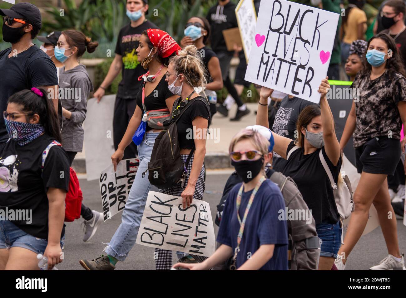 Una manifestazione Black Lives Matter Inland Empire nella città di Riverside, California, USA in protesta della morte di George Floyd un uomo nero di 46 anni, ucciso dalla polizia di Minneapolis il 25 maggio durante l'arresto. Morì dopo che un poliziotto applicò il ginocchio al collo del signor Lloyds per più di nove minuti, mentre il sospetto era a terra e maneggiato. La morte di MR. Floyds ha scatenato massicce proteste in tutti gli Stati Uniti, anche qui a Riverside. Foto Stock