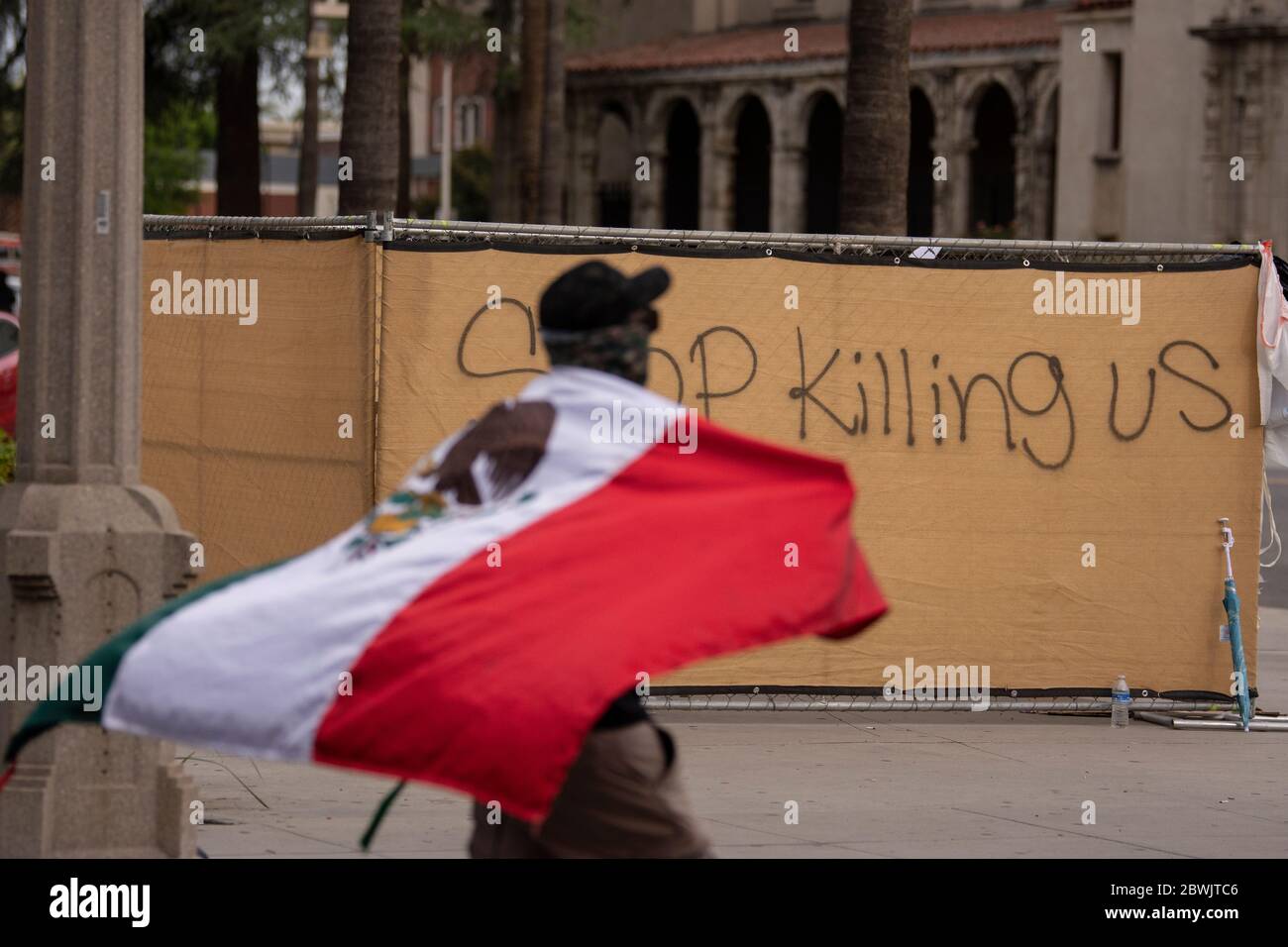 Una manifestazione Black Lives Matter Inland Empire nella città di Riverside, California, USA in protesta della morte di George Floyd un uomo nero di 46 anni, ucciso dalla polizia di Minneapolis il 25 maggio durante l'arresto. Morì dopo che un poliziotto applicò il ginocchio al collo del signor Lloyds per più di nove minuti, mentre il sospetto era a terra e maneggiato. La morte di MR. Floyds ha scatenato massicce proteste in tutti gli Stati Uniti, anche qui a Riverside. Foto Stock