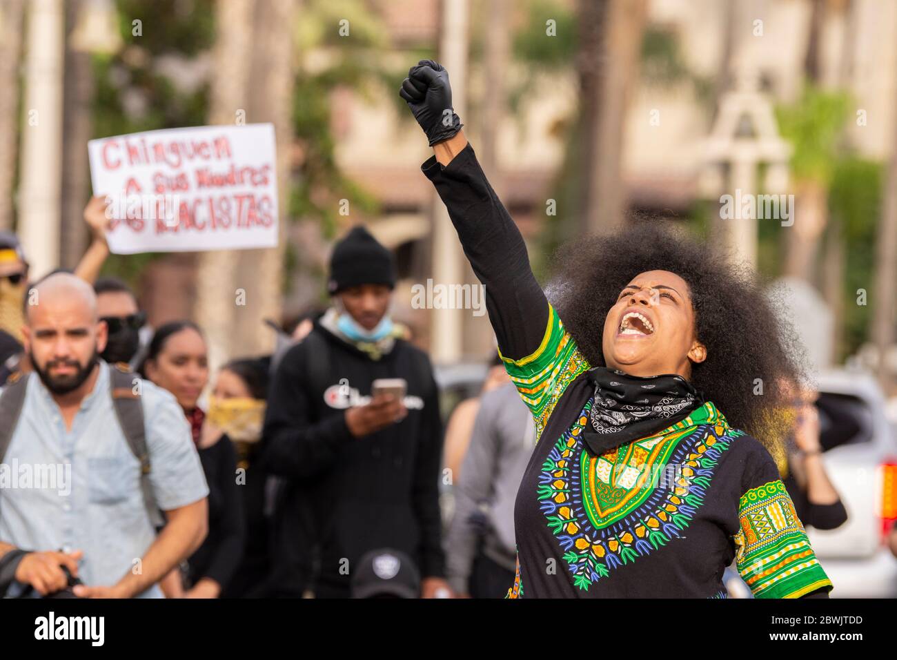 Una manifestazione Black Lives Matter Inland Empire nella città di Riverside, California, USA in protesta della morte di George Floyd un uomo nero di 46 anni, ucciso dalla polizia di Minneapolis il 25 maggio durante l'arresto. Morì dopo che un poliziotto applicò il ginocchio al collo del signor Lloyds per più di nove minuti, mentre il sospetto era a terra e maneggiato. La morte di MR. Floyds ha scatenato massicce proteste in tutti gli Stati Uniti, anche qui a Riverside. Foto Stock