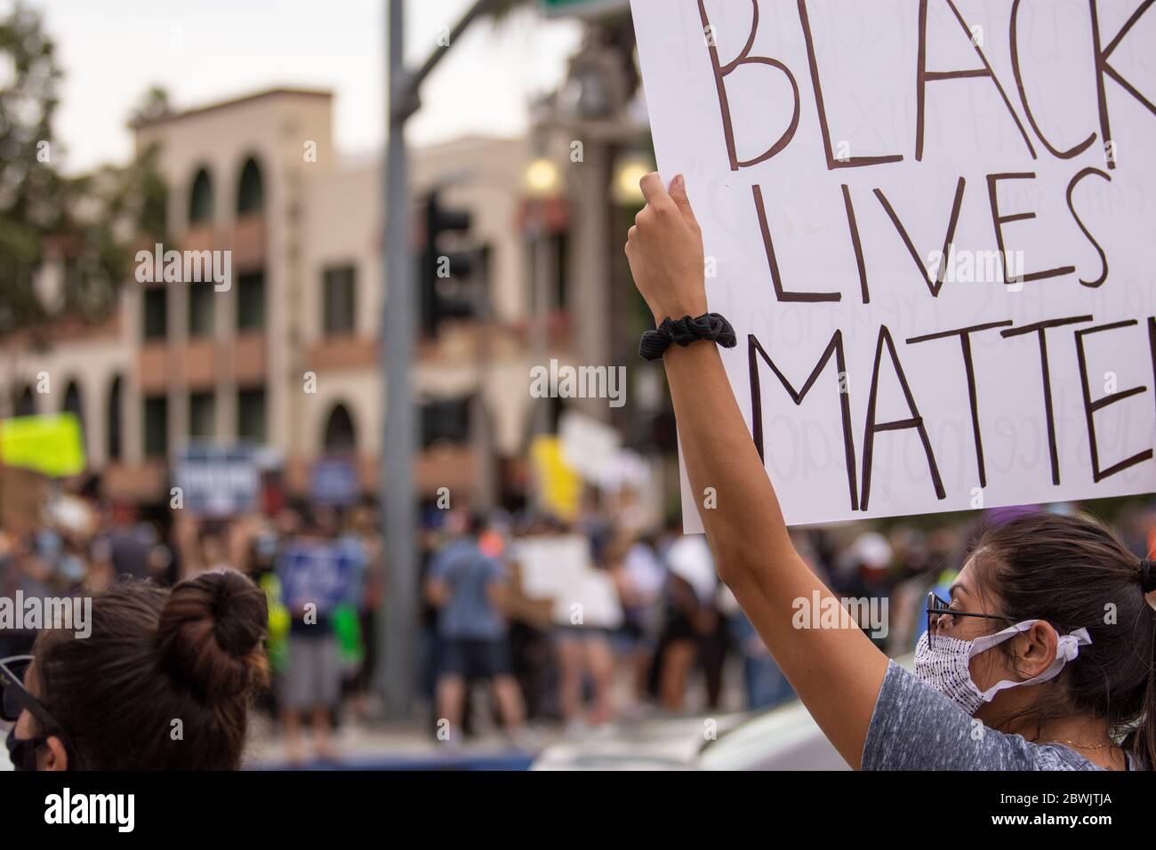 Una manifestazione Black Lives Matter Inland Empire nella città di Riverside, California, USA in protesta della morte di George Floyd un uomo nero di 46 anni, ucciso dalla polizia di Minneapolis il 25 maggio durante l'arresto. Morì dopo che un poliziotto applicò il ginocchio al collo del signor Lloyds per più di nove minuti, mentre il sospetto era a terra e maneggiato. La morte di MR. Floyds ha scatenato massicce proteste in tutti gli Stati Uniti, anche qui a Riverside. Foto Stock