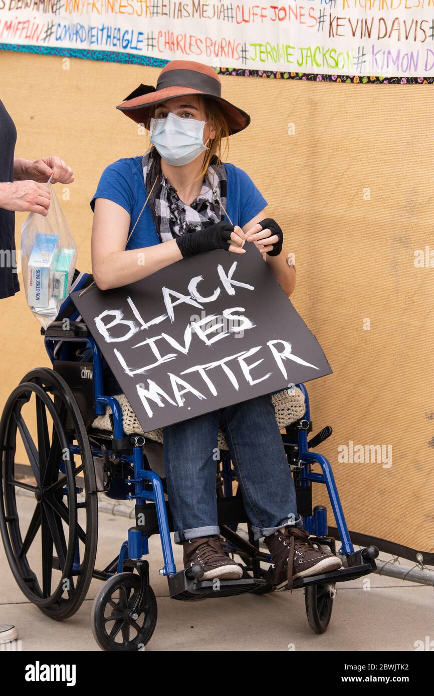 Una manifestazione Black Lives Matter Inland Empire nella città di Riverside, California, USA in protesta della morte di George Floyd un uomo nero di 46 anni, ucciso dalla polizia di Minneapolis il 25 maggio durante l'arresto. Morì dopo che un poliziotto applicò il ginocchio al collo del signor Lloyds per più di nove minuti, mentre il sospetto era a terra e maneggiato. La morte di MR. Floyds ha scatenato massicce proteste in tutti gli Stati Uniti, anche qui a Riverside. Foto Stock