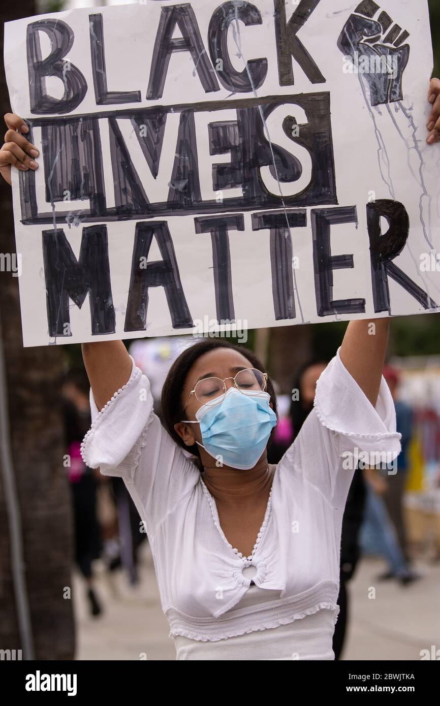 Una manifestazione Black Lives Matter Inland Empire nella città di Riverside, California, USA in protesta della morte di George Floyd un uomo nero di 46 anni, ucciso dalla polizia di Minneapolis il 25 maggio durante l'arresto. Morì dopo che un poliziotto applicò il ginocchio al collo del signor Lloyds per più di nove minuti, mentre il sospetto era a terra e maneggiato. La morte di MR. Floyds ha scatenato massicce proteste in tutti gli Stati Uniti, anche qui a Riverside. Foto Stock