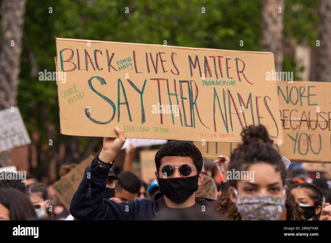 Una manifestazione Black Lives Matter Inland Empire nella città di Riverside, California, USA in protesta della morte di George Floyd un uomo nero di 46 anni, ucciso dalla polizia di Minneapolis il 25 maggio durante l'arresto. Morì dopo che un poliziotto applicò il ginocchio al collo del signor Lloyds per più di nove minuti, mentre il sospetto era a terra e maneggiato. La morte di MR. Floyds ha scatenato massicce proteste in tutti gli Stati Uniti, anche qui a Riverside. Foto Stock