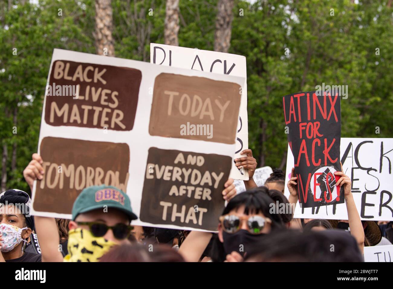 Una manifestazione Black Lives Matter Inland Empire nella città di Riverside, California, USA in protesta della morte di George Floyd un uomo nero di 46 anni, ucciso dalla polizia di Minneapolis il 25 maggio durante l'arresto. Morì dopo che un poliziotto applicò il ginocchio al collo del signor Lloyds per più di nove minuti, mentre il sospetto era a terra e maneggiato. La morte di MR. Floyds ha scatenato massicce proteste in tutti gli Stati Uniti, anche qui a Riverside. Foto Stock