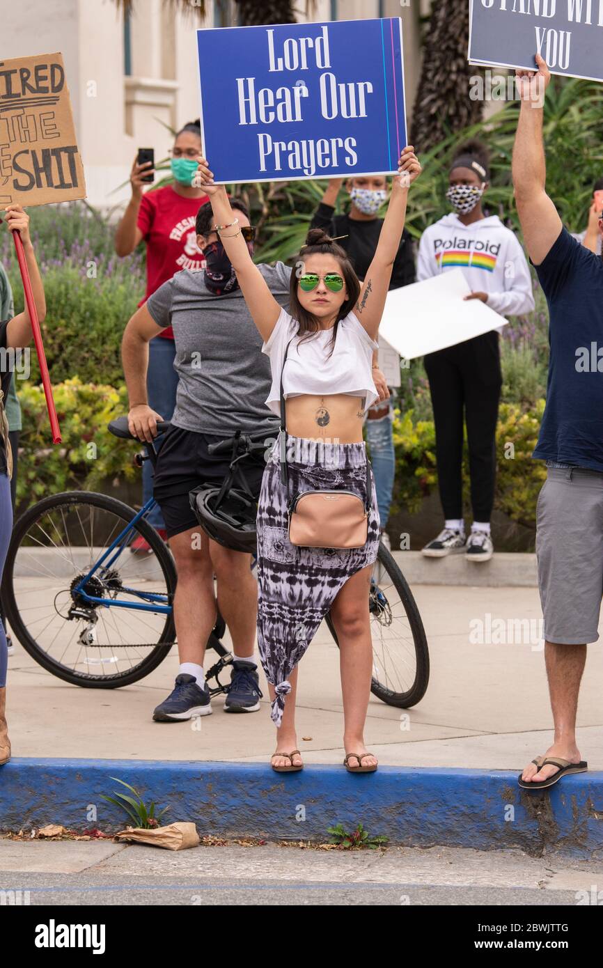 Una manifestazione Black Lives Matter Inland Empire nella città di Riverside, California, USA in protesta della morte di George Floyd un uomo nero di 46 anni, ucciso dalla polizia di Minneapolis il 25 maggio durante l'arresto. Morì dopo che un poliziotto applicò il ginocchio al collo del signor Lloyds per più di nove minuti, mentre il sospetto era a terra e maneggiato. La morte di MR. Floyds ha scatenato massicce proteste in tutti gli Stati Uniti, anche qui a Riverside. Foto Stock