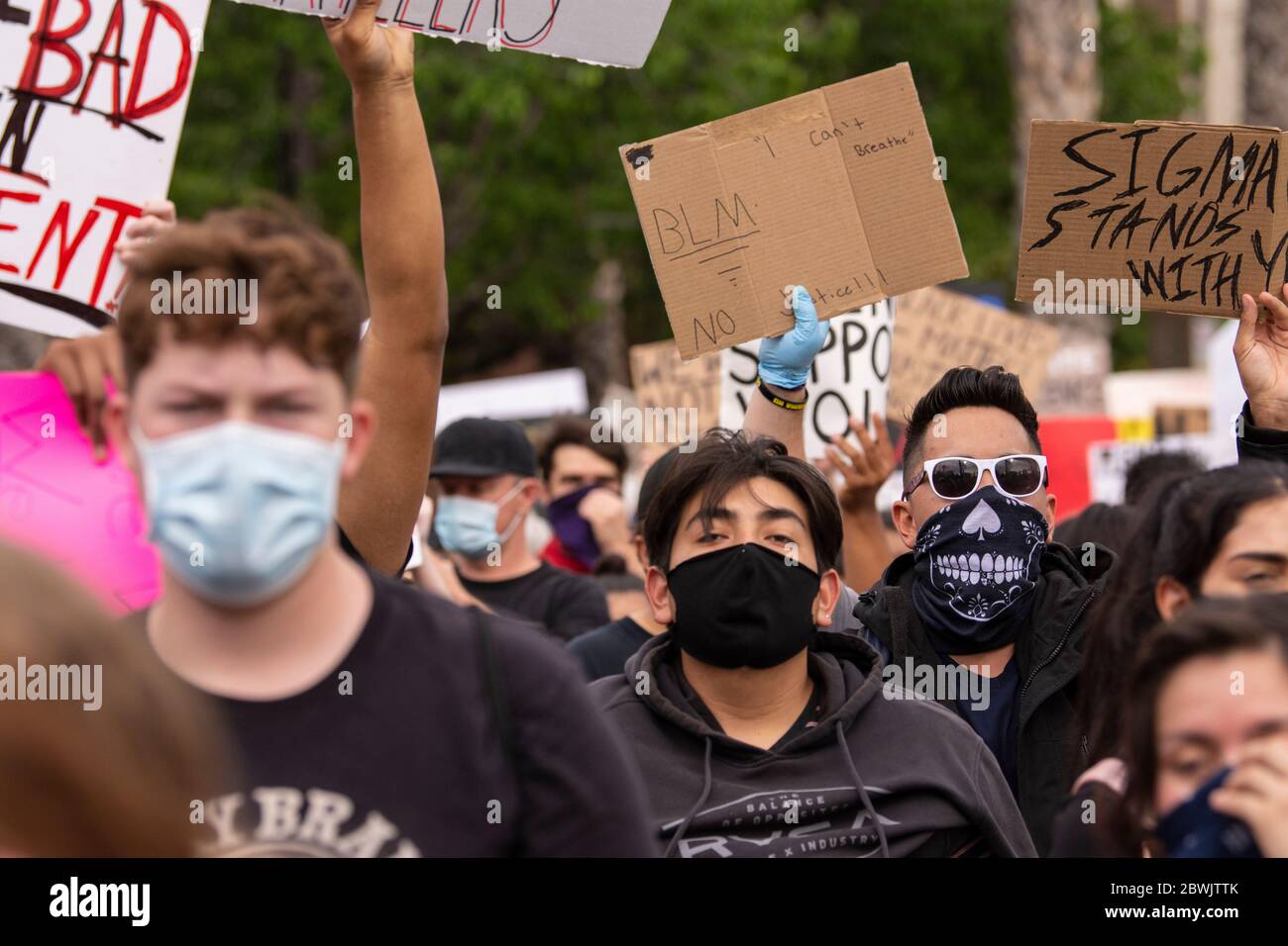 Una manifestazione Black Lives Matter Inland Empire nella città di Riverside, California, USA in protesta della morte di George Floyd un uomo nero di 46 anni, ucciso dalla polizia di Minneapolis il 25 maggio durante l'arresto. Morì dopo che un poliziotto applicò il ginocchio al collo del signor Lloyds per più di nove minuti, mentre il sospetto era a terra e maneggiato. La morte di MR. Floyds ha scatenato massicce proteste in tutti gli Stati Uniti, anche qui a Riverside. Foto Stock