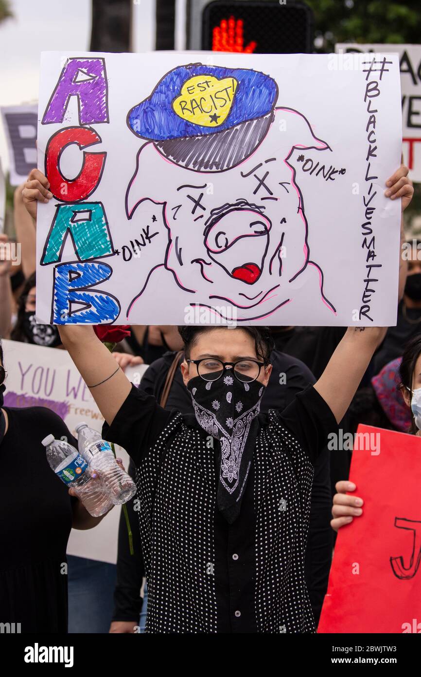 Una manifestazione Black Lives Matter Inland Empire nella città di Riverside, California, USA in protesta della morte di George Floyd un uomo nero di 46 anni, ucciso dalla polizia di Minneapolis il 25 maggio durante l'arresto. Morì dopo che un poliziotto applicò il ginocchio al collo del signor Lloyds per più di nove minuti, mentre il sospetto era a terra e maneggiato. La morte di MR. Floyds ha scatenato massicce proteste in tutti gli Stati Uniti, anche qui a Riverside. Foto Stock