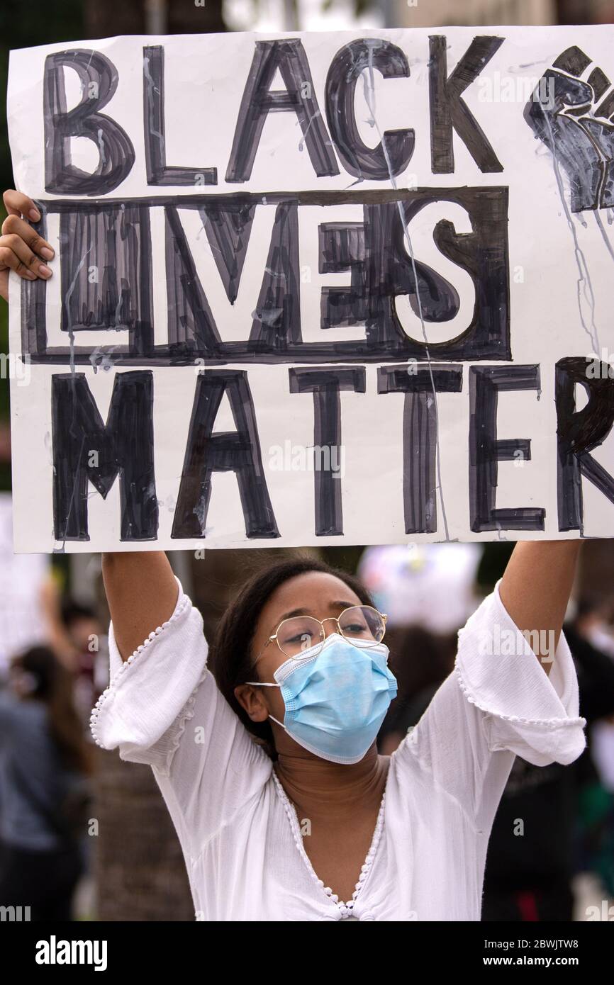 Una manifestazione Black Lives Matter Inland Empire nella città di Riverside, California, USA in protesta della morte di George Floyd un uomo nero di 46 anni, ucciso dalla polizia di Minneapolis il 25 maggio durante l'arresto. Morì dopo che un poliziotto applicò il ginocchio al collo del signor Lloyds per più di nove minuti, mentre il sospetto era a terra e maneggiato. La morte di MR. Floyds ha scatenato massicce proteste in tutti gli Stati Uniti, anche qui a Riverside. Foto Stock