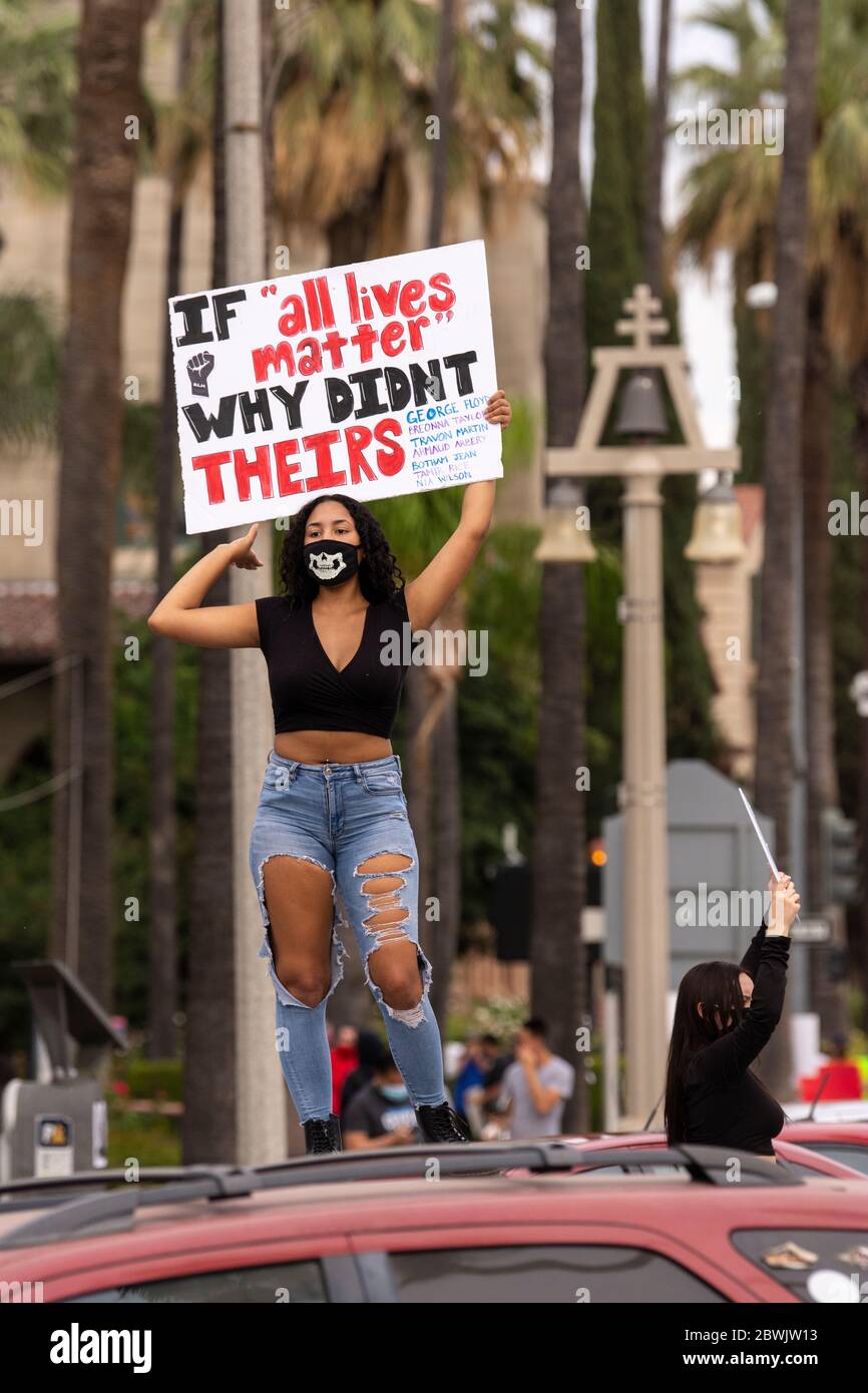 Una manifestazione Black Lives Matter Inland Empire nella città di Riverside, California, USA in protesta della morte di George Floyd un uomo nero di 46 anni, ucciso dalla polizia di Minneapolis il 25 maggio durante l'arresto. Morì dopo che un poliziotto applicò il ginocchio al collo del signor Lloyds per più di nove minuti, mentre il sospetto era a terra e maneggiato. La morte di MR. Floyds ha scatenato massicce proteste in tutti gli Stati Uniti, anche qui a Riverside. Foto Stock