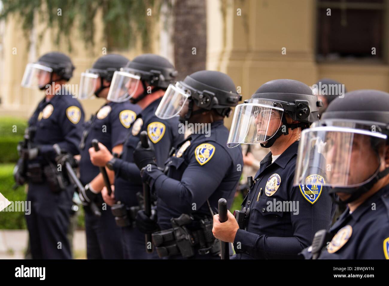 Una manifestazione Black Lives Matter Inland Empire nella città di Riverside, California, USA in protesta della morte di George Floyd un uomo nero di 46 anni, ucciso dalla polizia di Minneapolis il 25 maggio durante l'arresto. Morì dopo che un poliziotto applicò il ginocchio al collo del signor Lloyds per più di nove minuti, mentre il sospetto era a terra e maneggiato. La morte di MR. Floyds ha scatenato massicce proteste in tutti gli Stati Uniti, anche qui a Riverside. Foto Stock