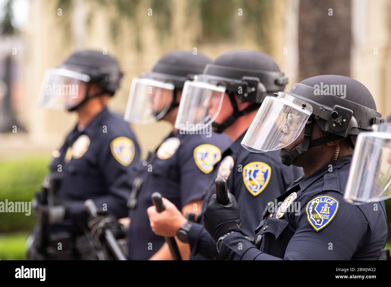 Una manifestazione Black Lives Matter Inland Empire nella città di Riverside, California, USA in protesta della morte di George Floyd un uomo nero di 46 anni, ucciso dalla polizia di Minneapolis il 25 maggio durante l'arresto. Morì dopo che un poliziotto applicò il ginocchio al collo del signor Lloyds per più di nove minuti, mentre il sospetto era a terra e maneggiato. La morte di MR. Floyds ha scatenato massicce proteste in tutti gli Stati Uniti, anche qui a Riverside. Foto Stock
