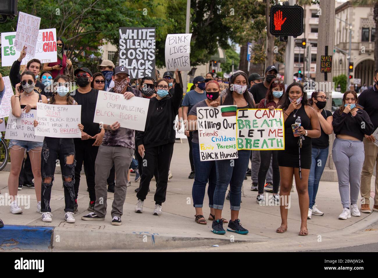 Una manifestazione Black Lives Matter Inland Empire nella città di Riverside, California, USA in protesta della morte di George Floyd un uomo nero di 46 anni, ucciso dalla polizia di Minneapolis il 25 maggio durante l'arresto. Morì dopo che un poliziotto applicò il ginocchio al collo del signor Lloyds per più di nove minuti, mentre il sospetto era a terra e maneggiato. La morte di MR. Floyds ha scatenato massicce proteste in tutti gli Stati Uniti, anche qui a Riverside. Foto Stock