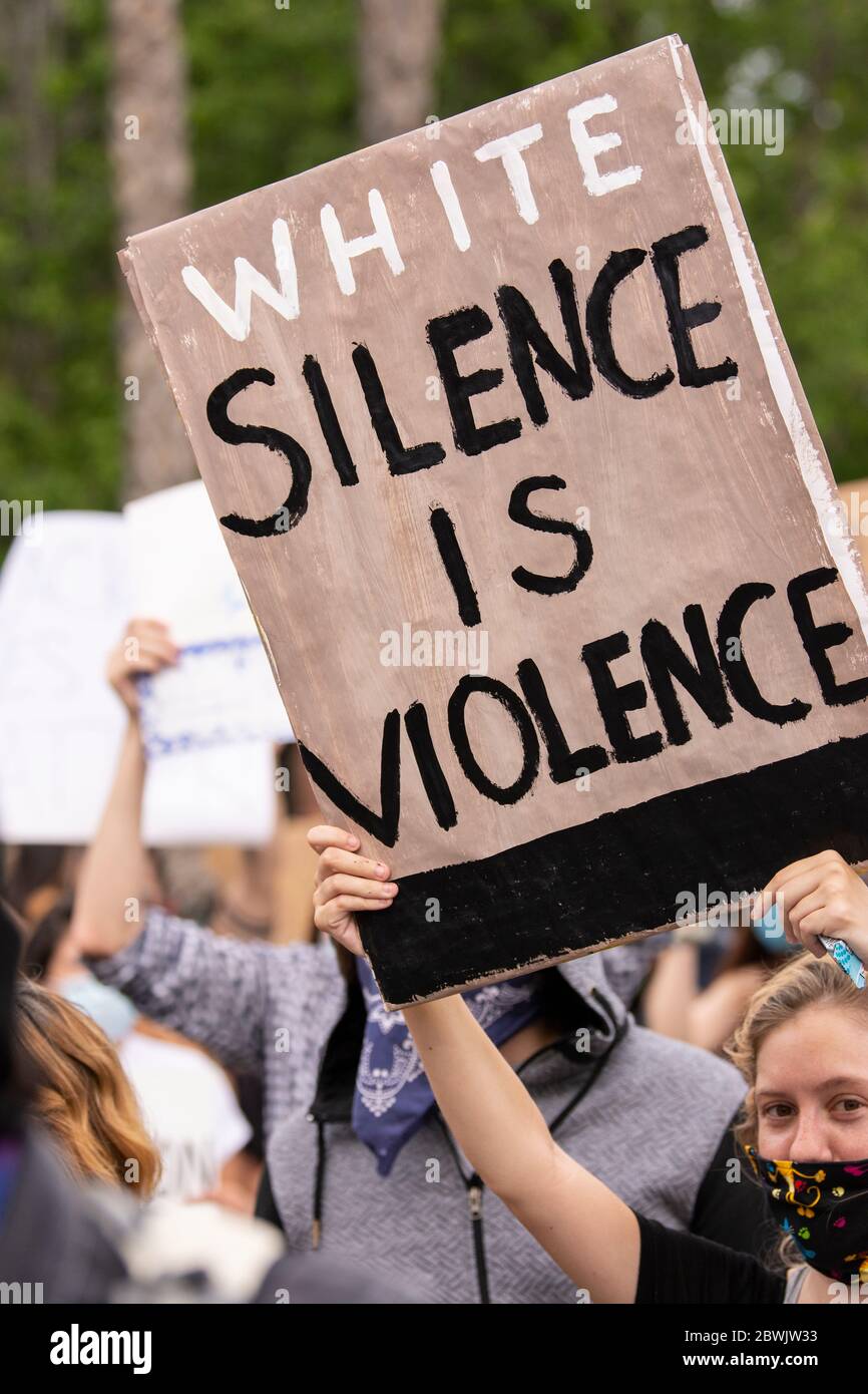 Una manifestazione Black Lives Matter Inland Empire nella città di Riverside, California, USA in protesta della morte di George Floyd un uomo nero di 46 anni, ucciso dalla polizia di Minneapolis il 25 maggio durante l'arresto. Morì dopo che un poliziotto applicò il ginocchio al collo del signor Lloyds per più di nove minuti, mentre il sospetto era a terra e maneggiato. La morte di MR. Floyds ha scatenato massicce proteste in tutti gli Stati Uniti, anche qui a Riverside. Foto Stock