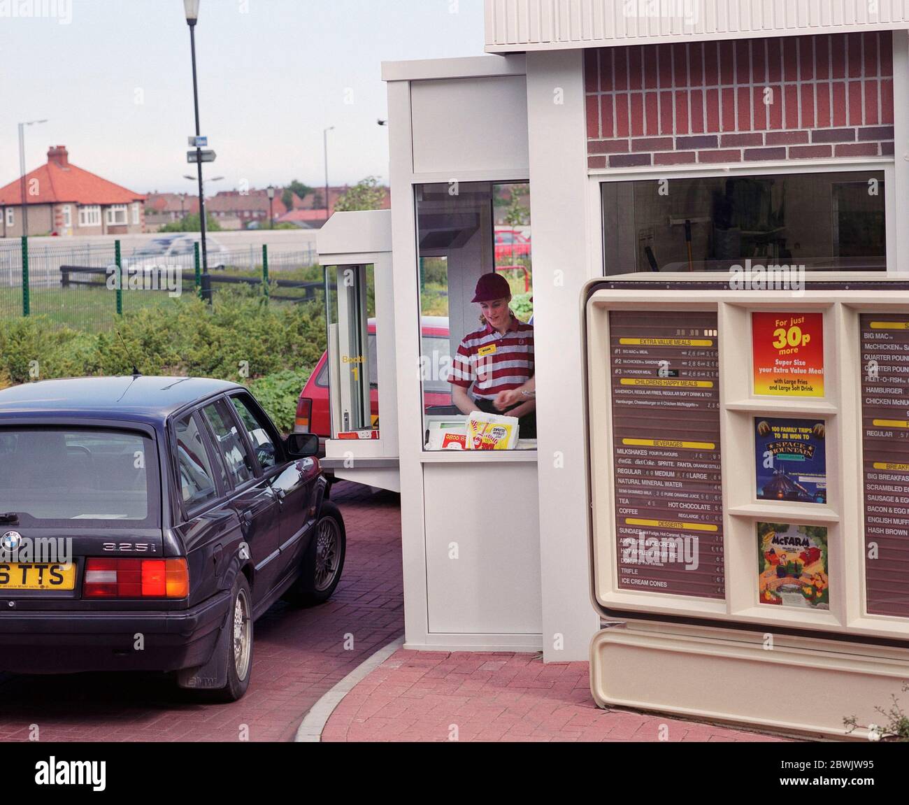 1995 , primi Macdonalds Drive attraverso, Newcastle upon Tyne, Inghilterra nord-orientale Foto Stock