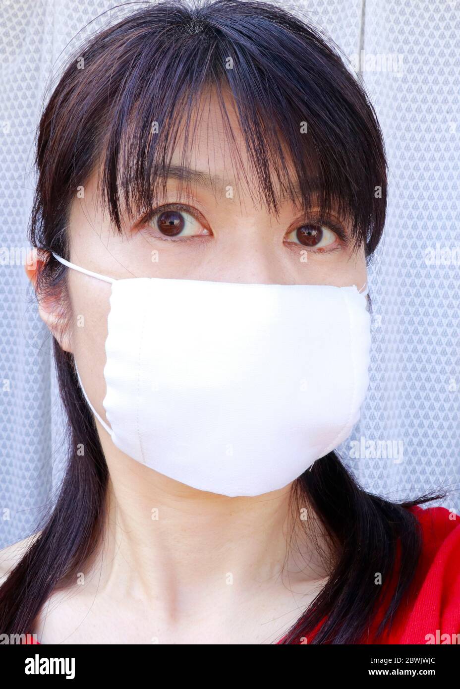 La maschera conosciuta come Abenomask ha finalmente iniziato la distribuzione alla fine di maggio. Il primo ministro Abe ha annunciato di fornire 2 maschere di tessuto per ogni casa 2 aprile. Foto Stock