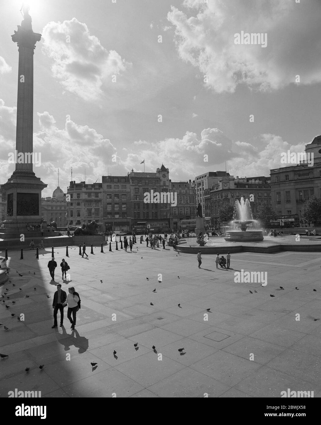 1995 scena di strada in Trafalgar Square, centro di Londra, Inghilterra sud-orientale, Regno Unito Foto Stock