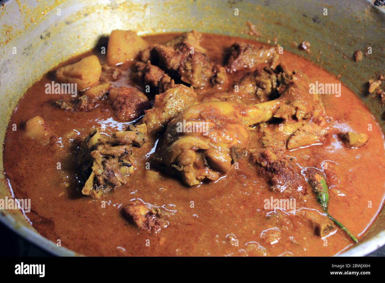 Brodo di pollo bollito. Curry di pollo caldo e piccante. Foto Stock